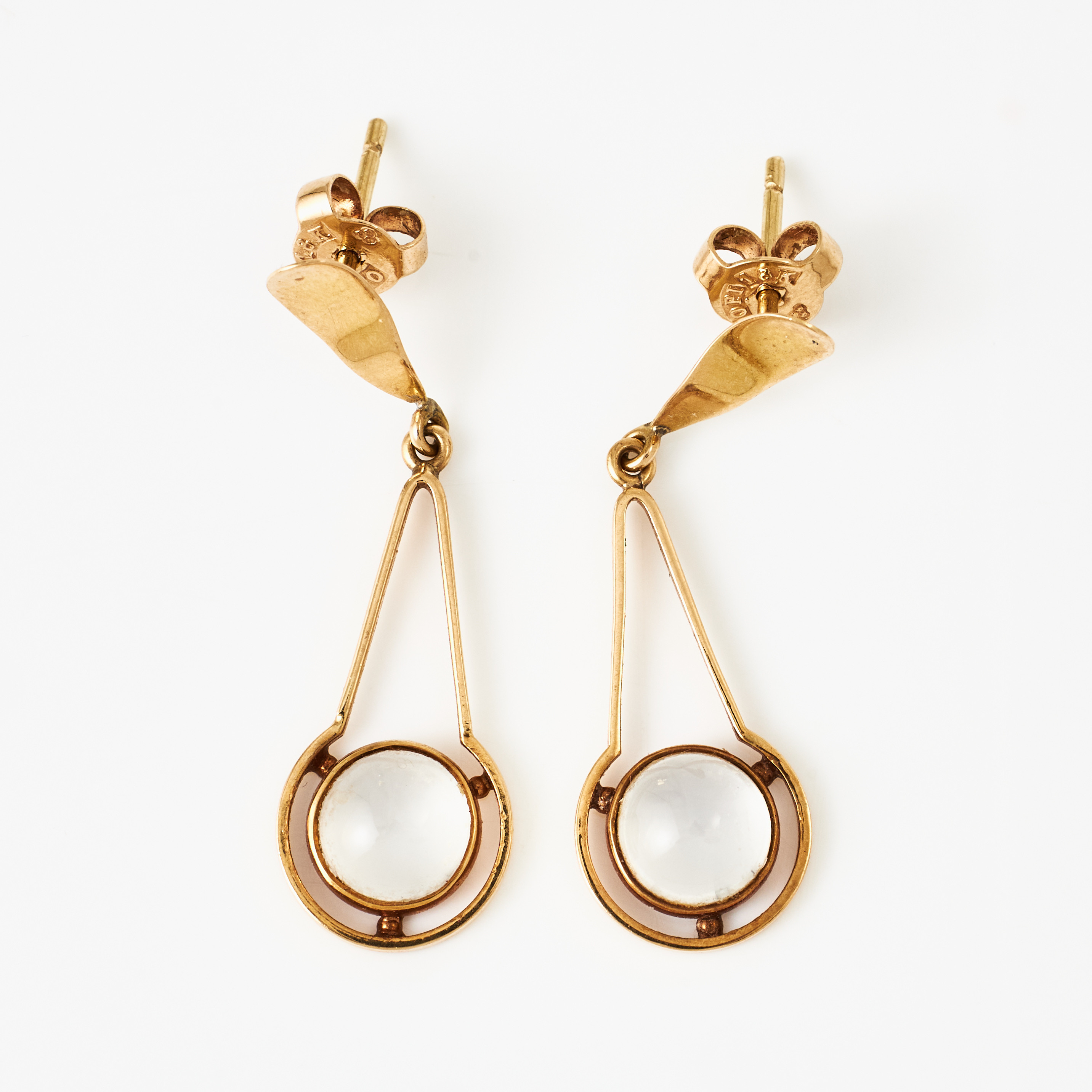 ÖRHÄNGEN, 1 par, 18 k guld, cabochonslipade månstenar.