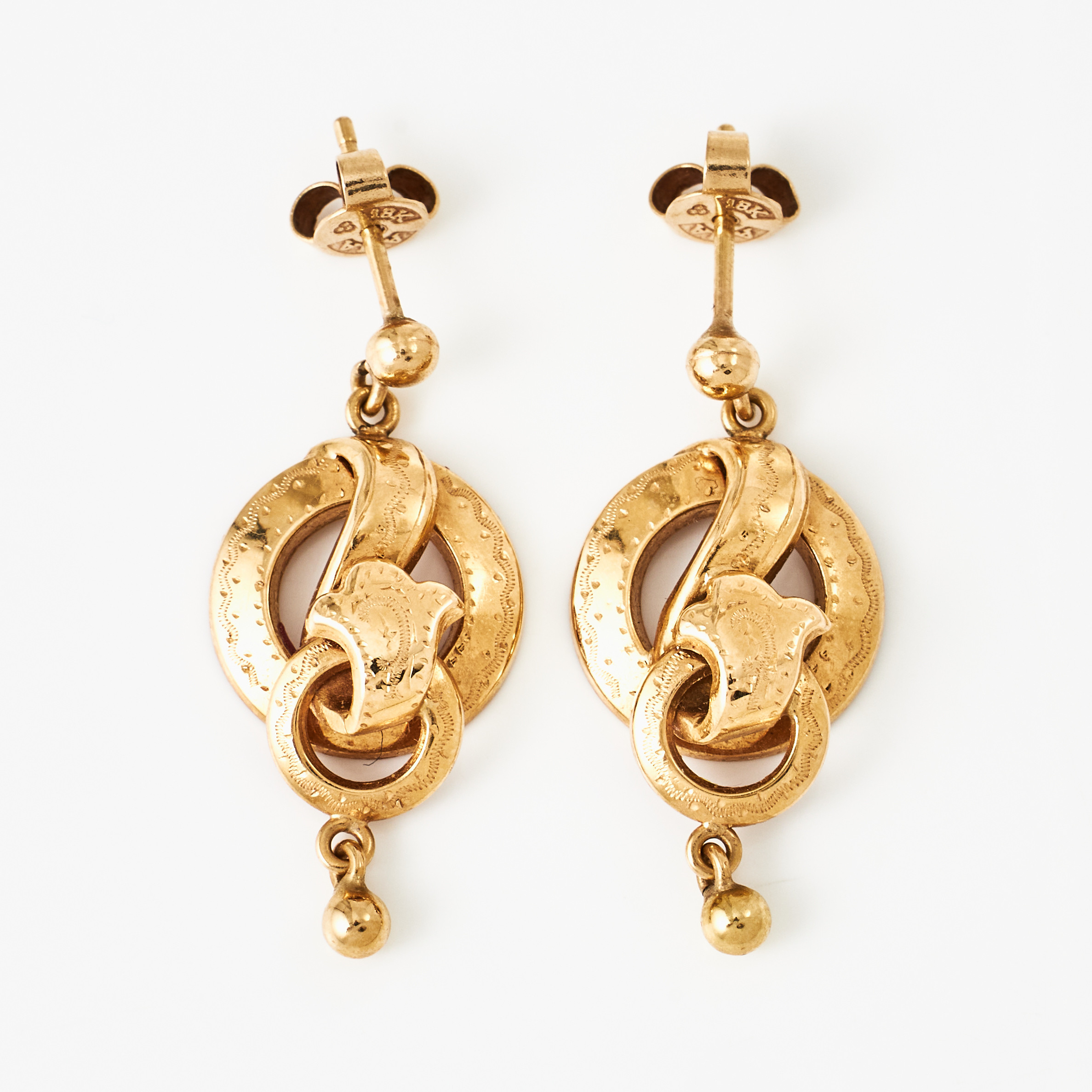 ÖRHÄNGEN, 1 par, 18 k guld, hängande kulformade dekordelar, Gustaf Dahlgren & Co, Malmö 1966.