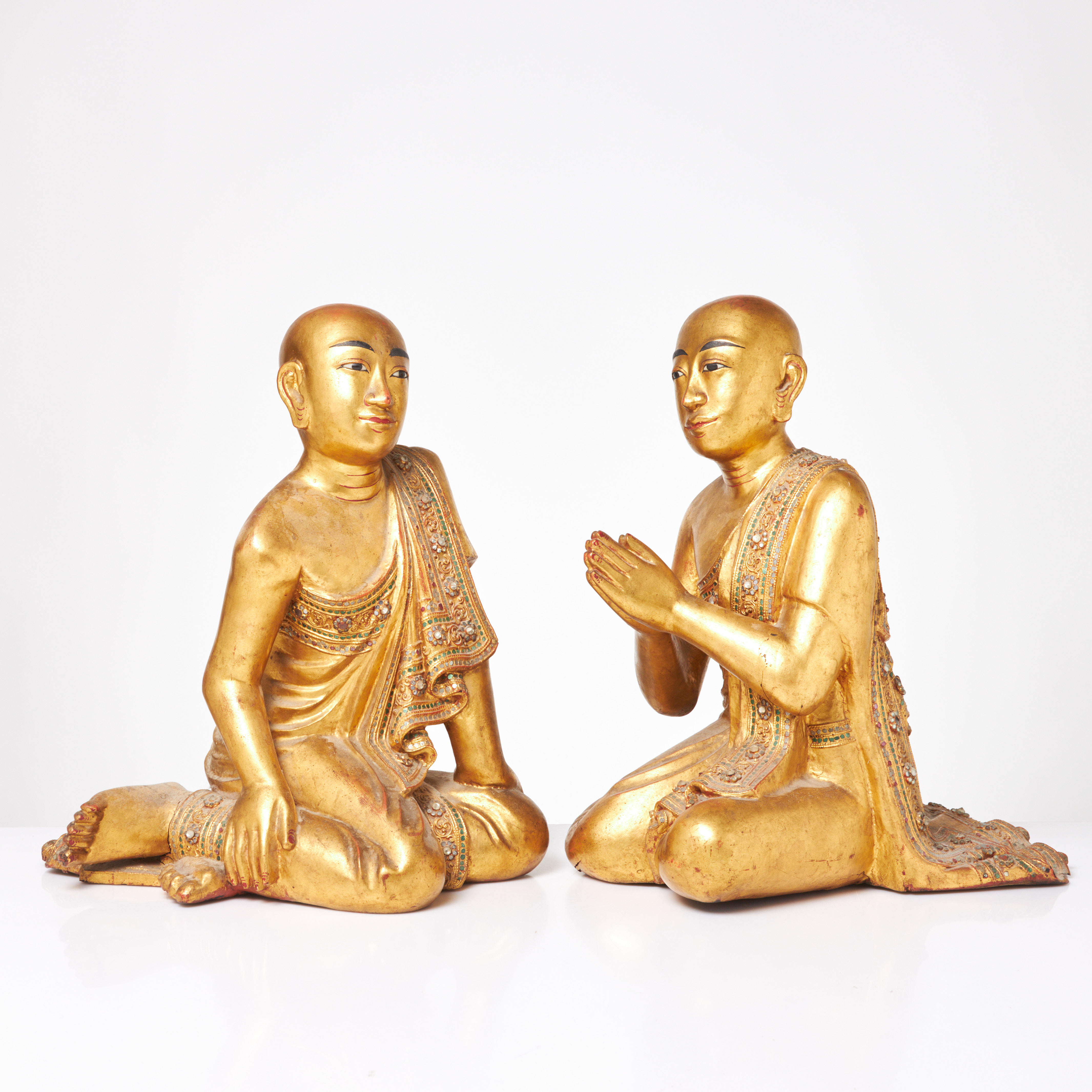 SKULPTURER, ett par, föreställande munkar, tidigt 1900-tal, Thailand/Kambodja, träskuren och förgylld dekor, detaljer i slipat glas.
