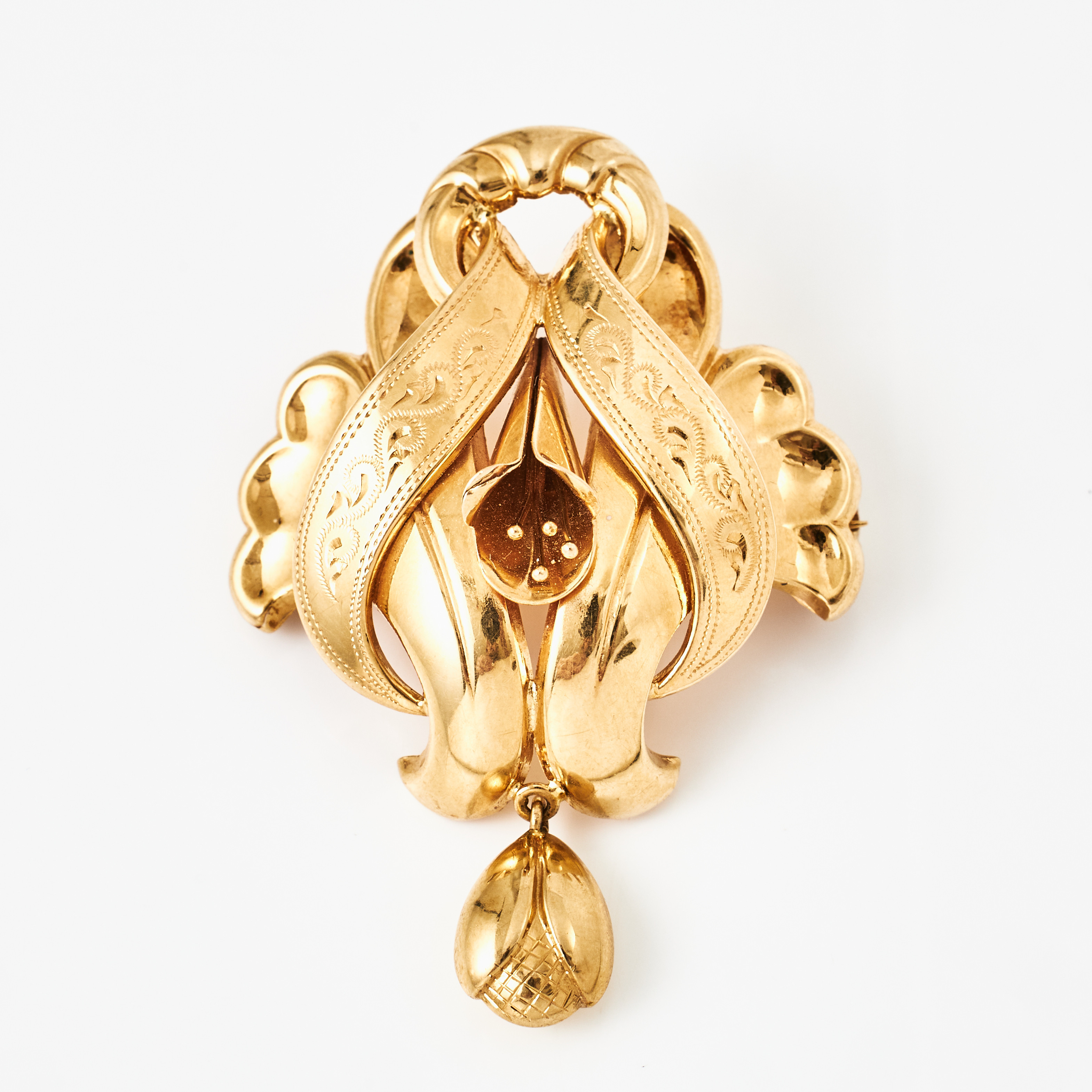 BROSCH, 18 k guld, graverad, hängande dekordel, K&EC, Göteborg 1952.