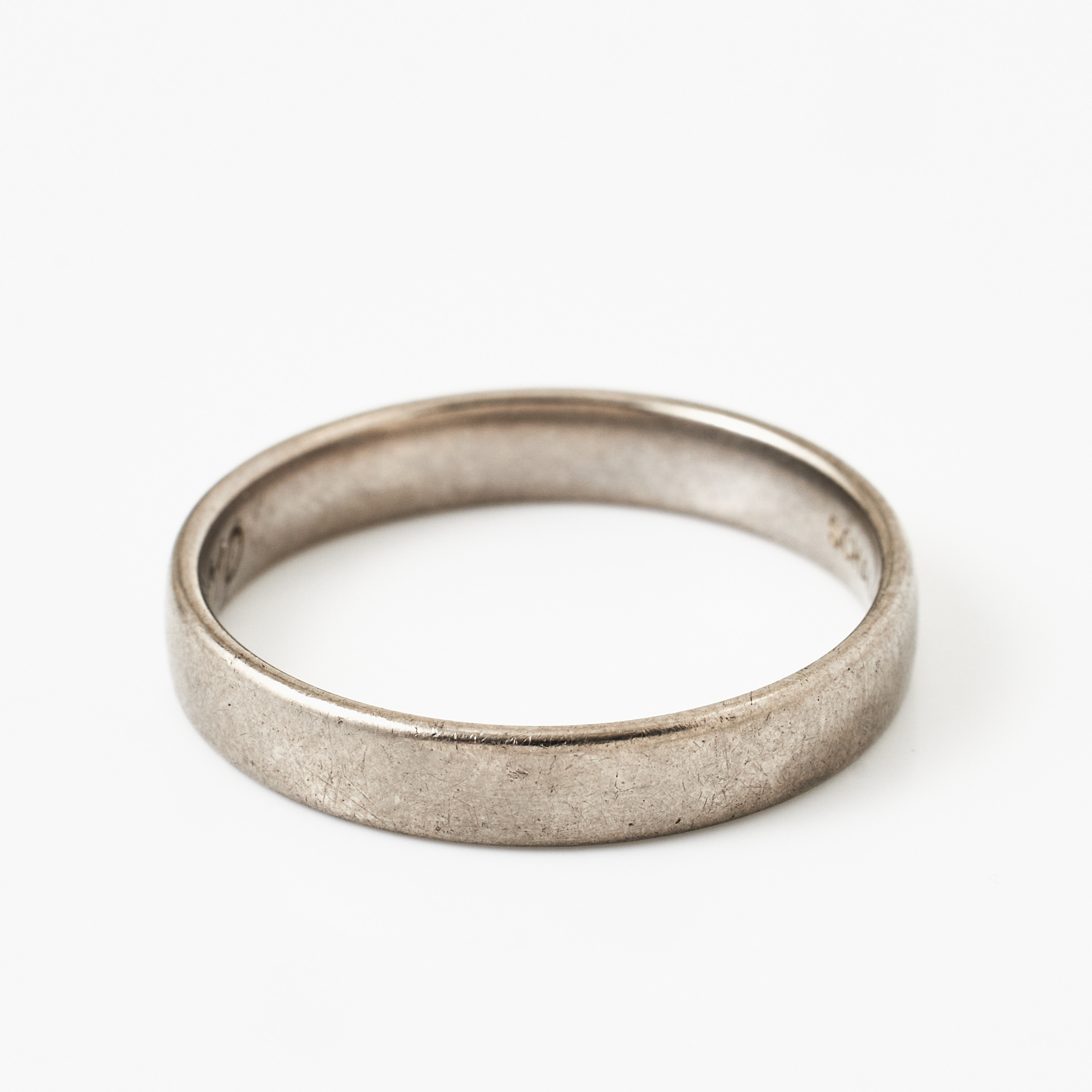 SCHALINS, 18 k vitguld, slät modell.