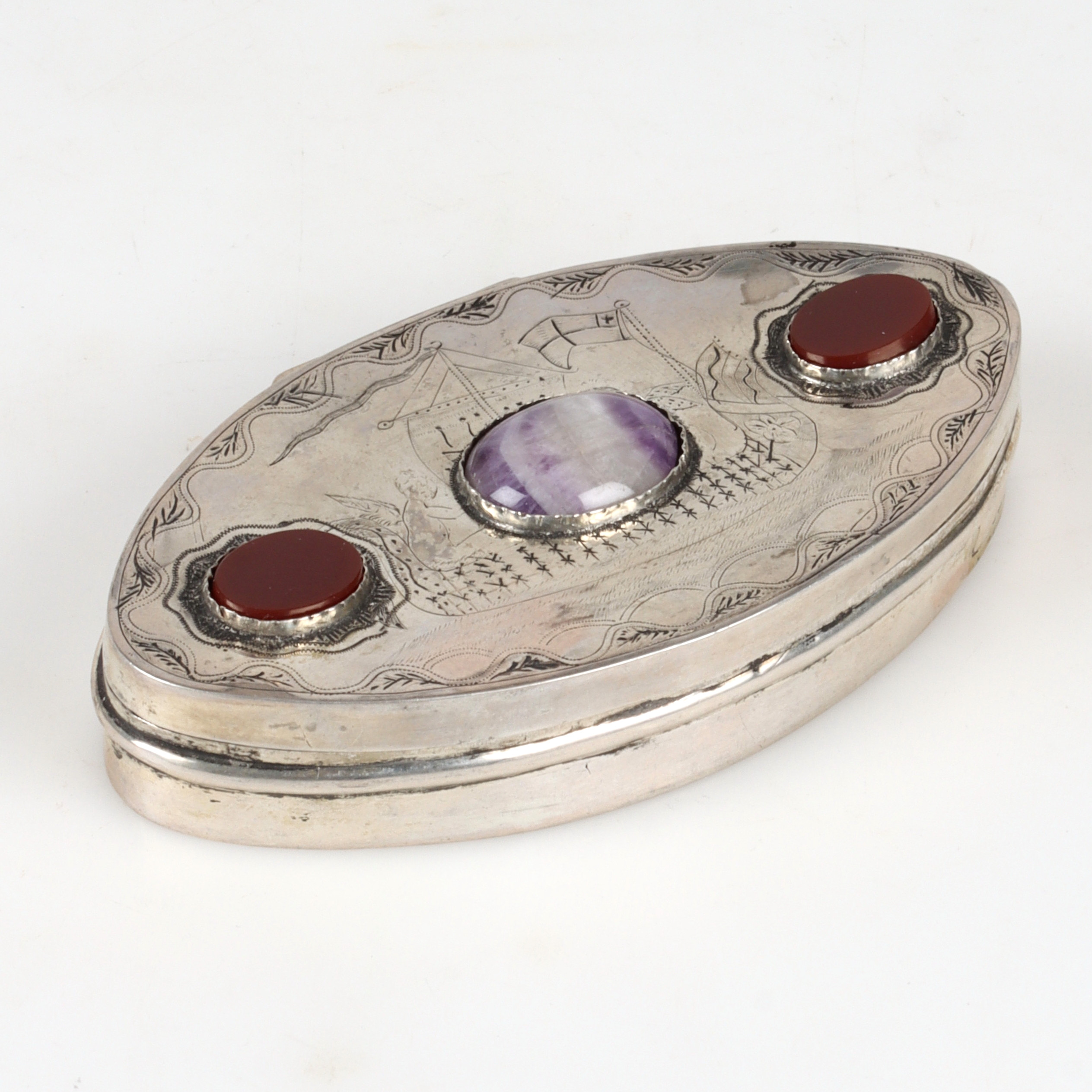 SPETSDOSA, silver, dekor av Vikingaskepp, med ametist och karneoler (J. J. Göndahl 1817-1825 (1842)), Sundsvall. 1839.