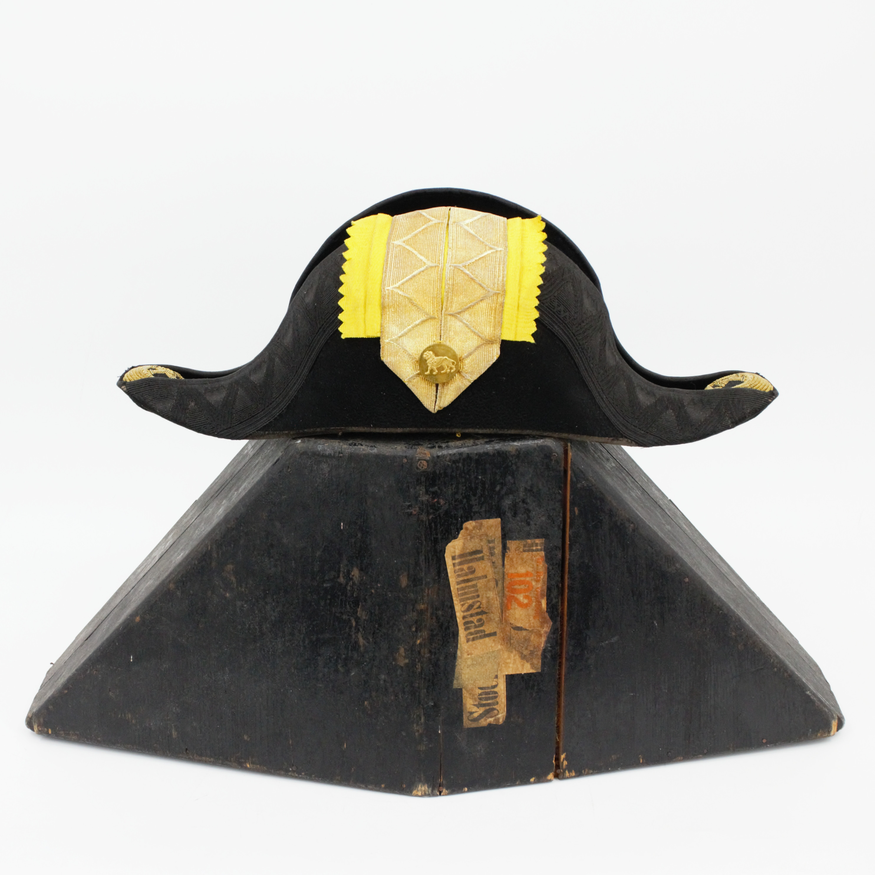 BICORNE i specialtillverkad trälåda, 1800-tal.