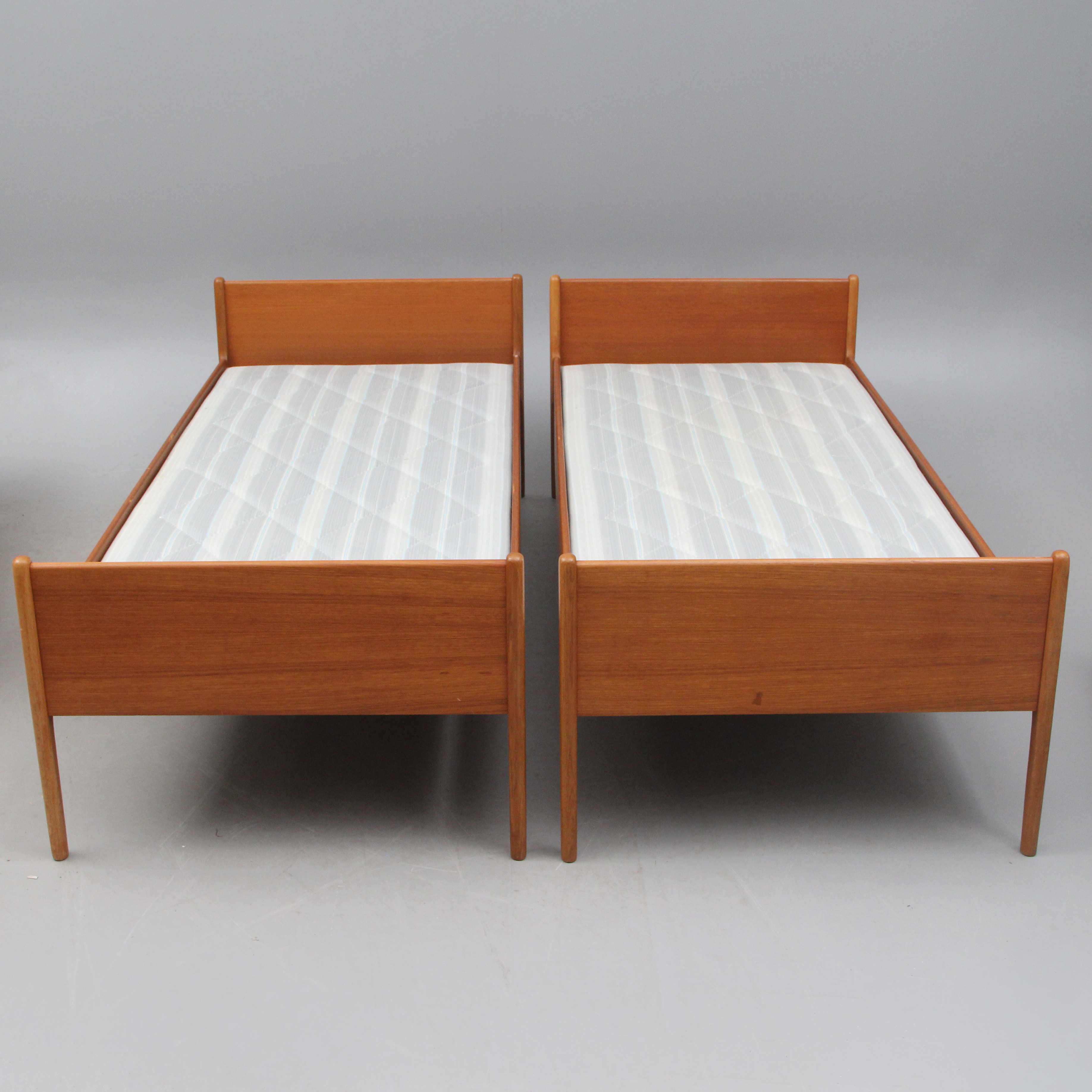 TEAKSÄNGAR, 2 st, 1960-tal.