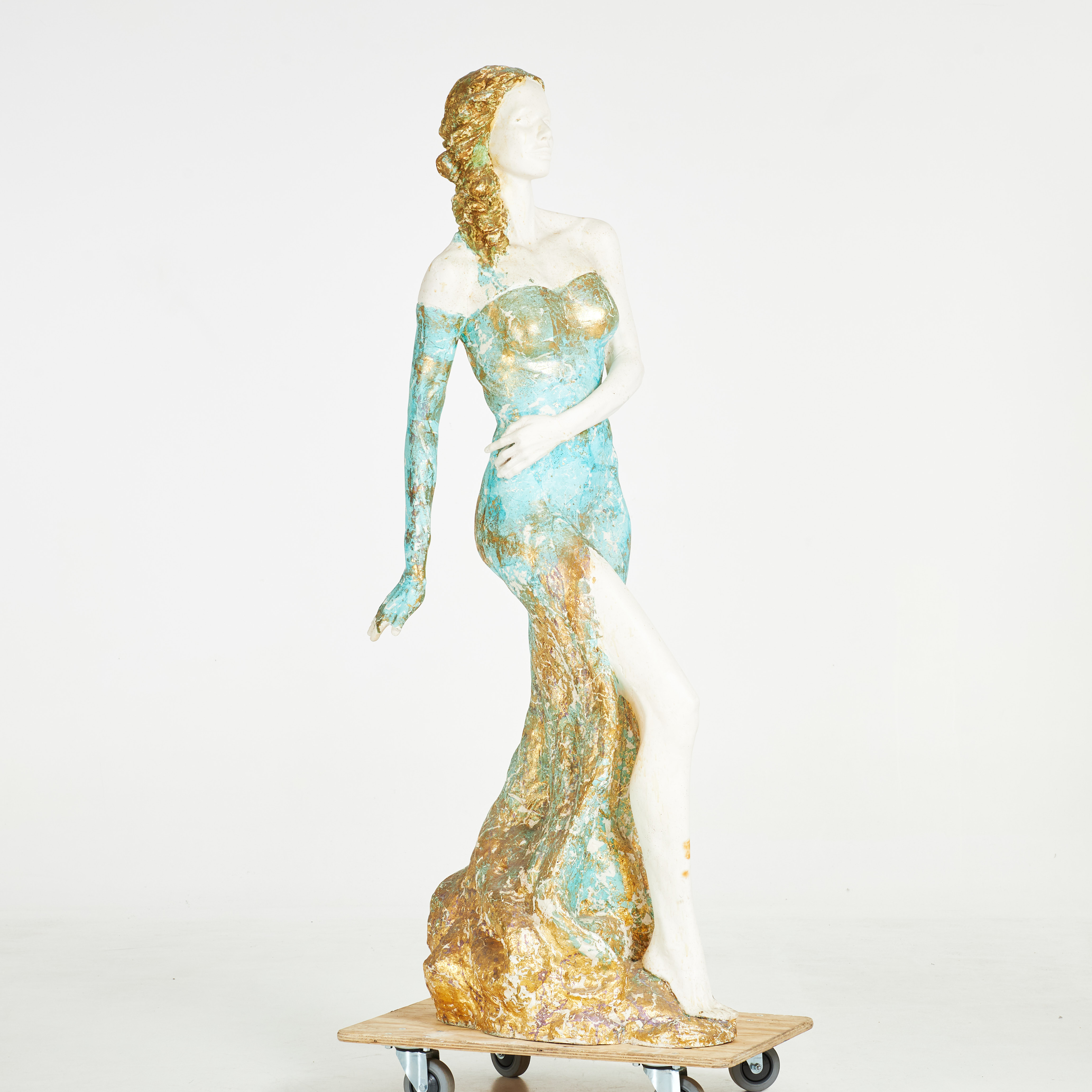 GUNDEGA DUDUMA. skulptur, kvinna med klänning, bemålad konstmassa.