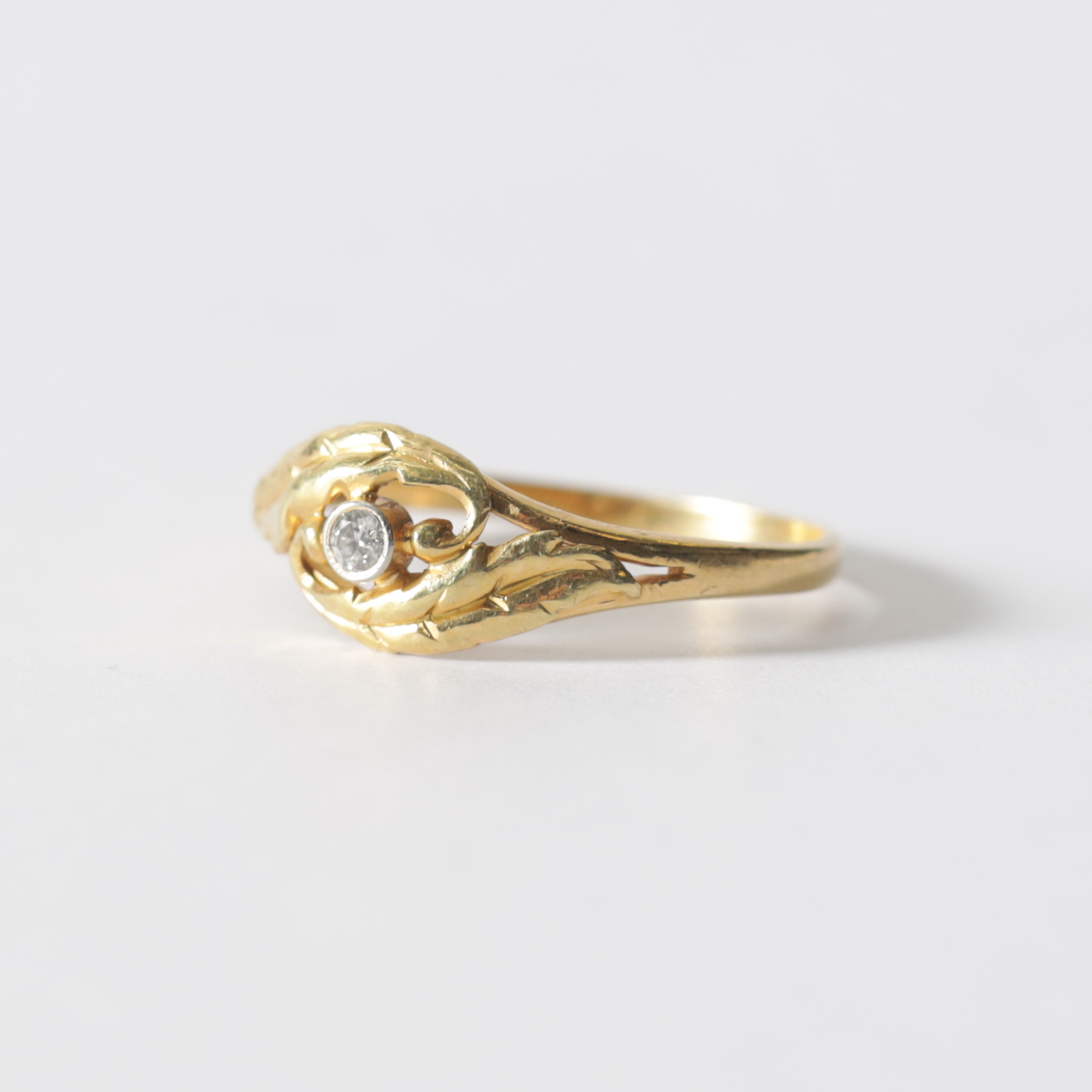 ENSTENSRING, 18K guld. Totalvikt ca 1,4 gram.