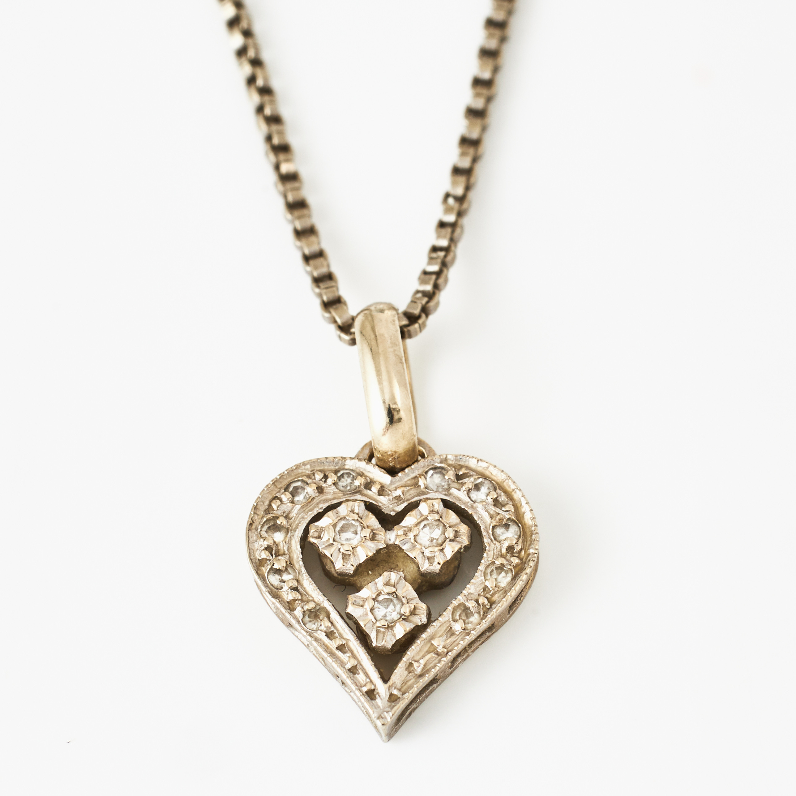 HALSKEDJA, venetiansk, HÄNGE, 18 k rodierat vitguld, i form av ett hjärta.