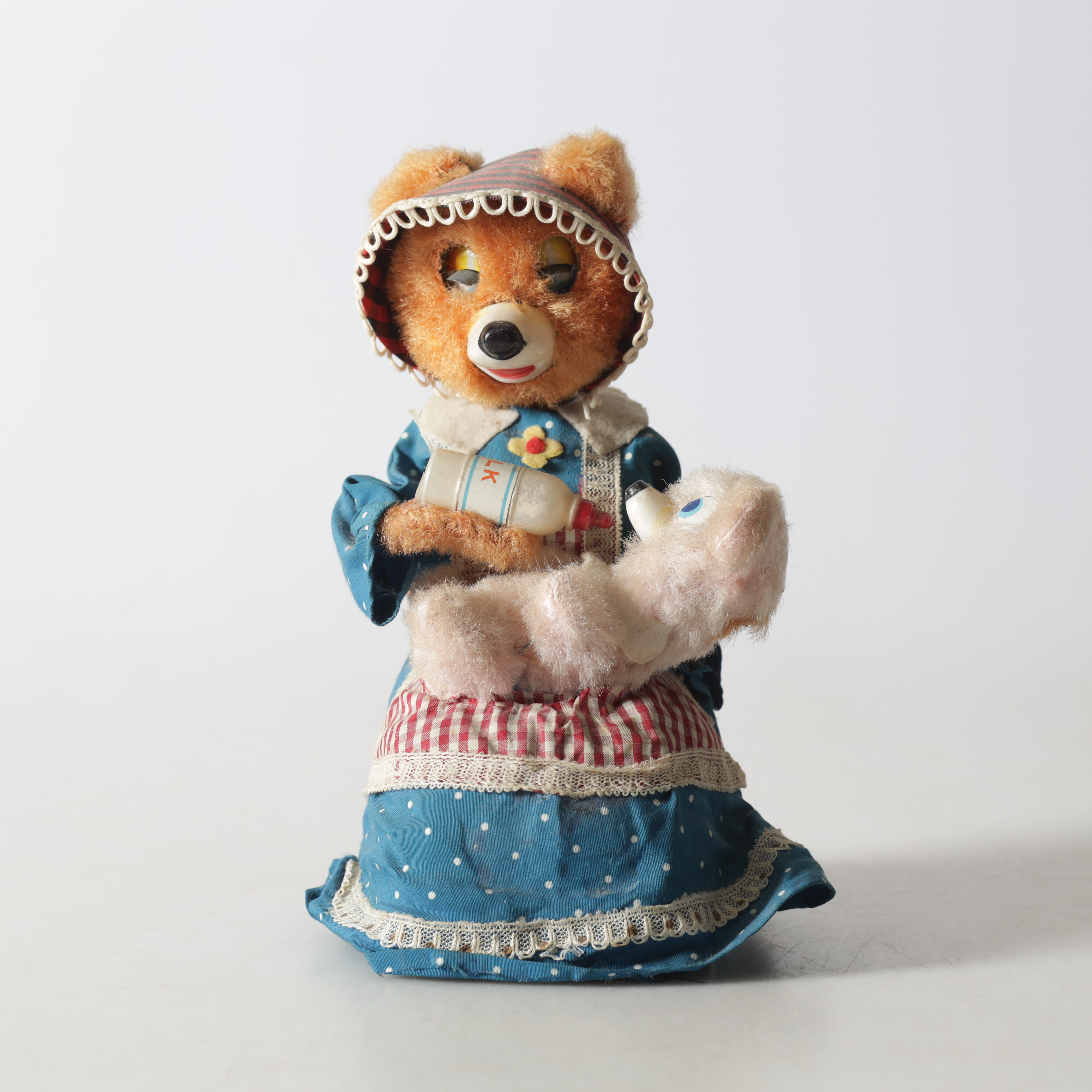 LEKSAK, "Hungry baby bear", Yonesawa, Japan, omkring 1900-talets mitt.
