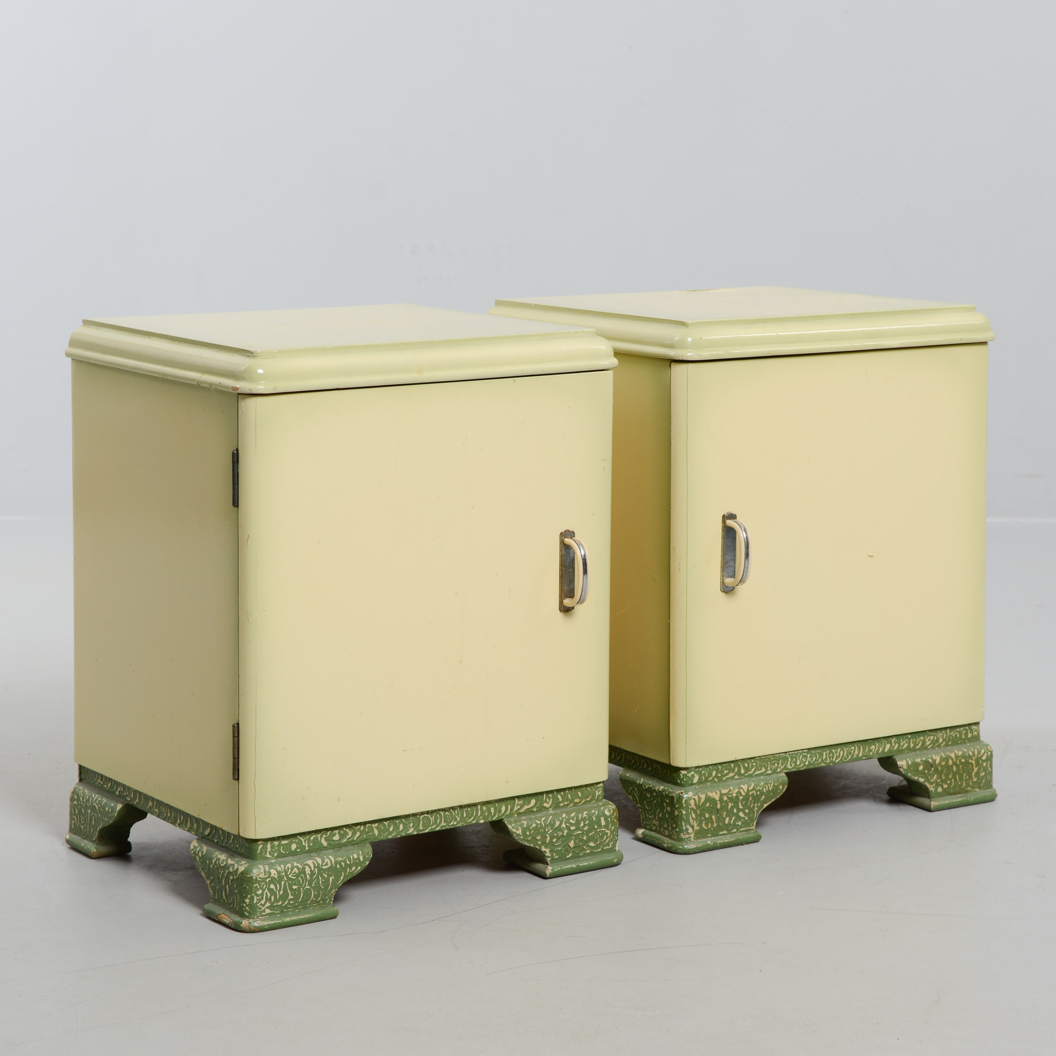 SÄNGBORD, ett par, 1900-talets första del, art deco.