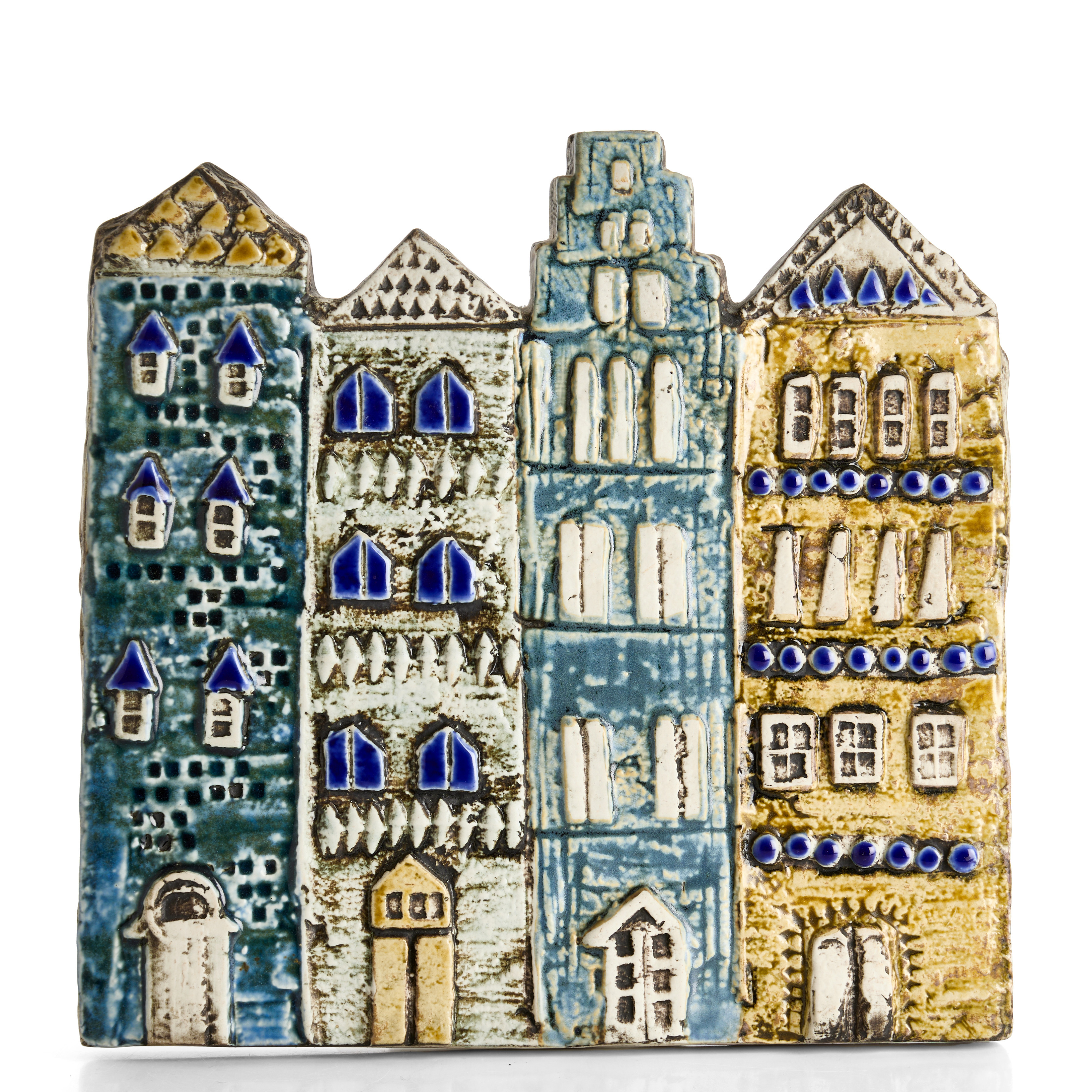 LISA LARSON (1931–2024). Väggrelief, stengods, "Gamla Stan", Gustavsberg.