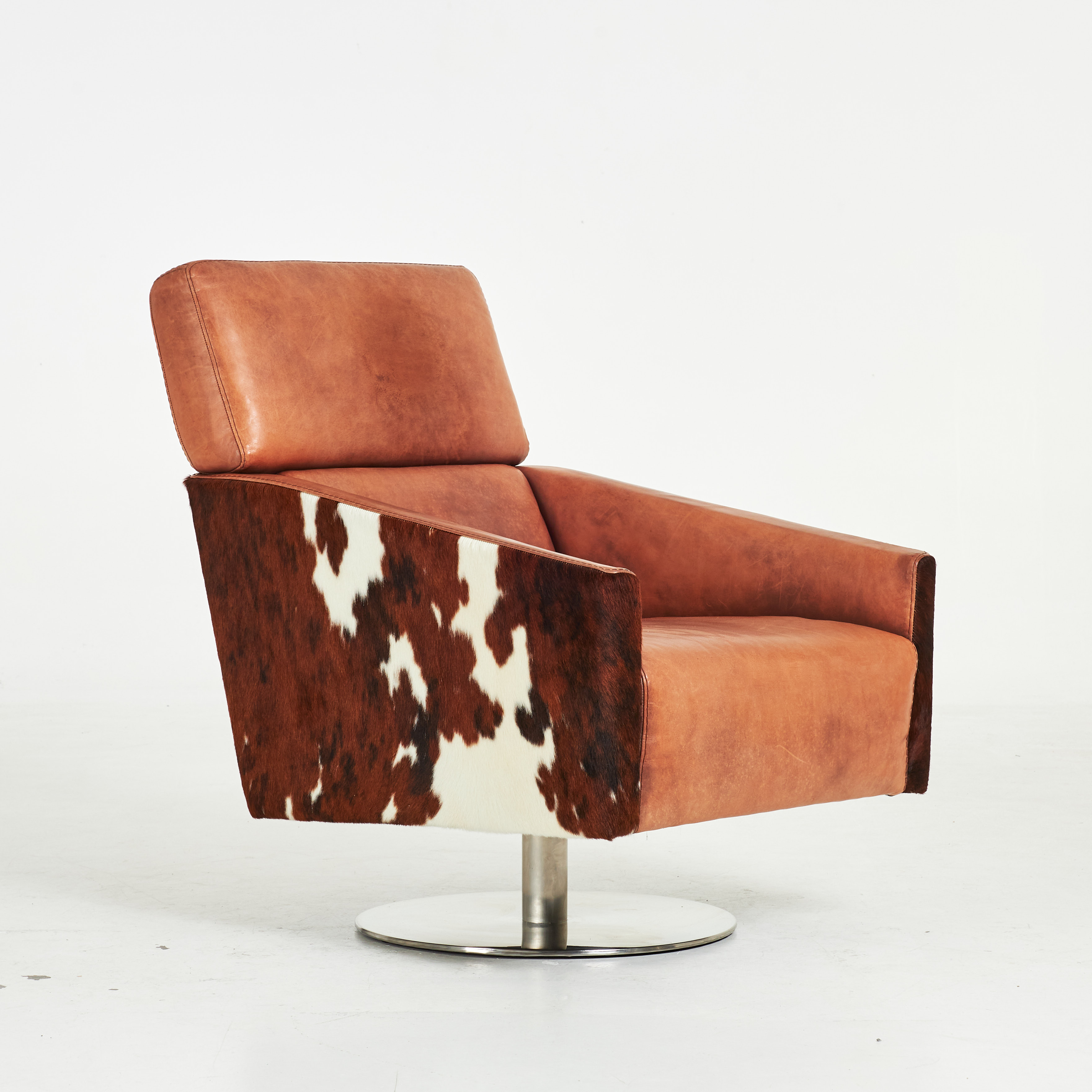 SNURRFÅTÖLJ. 1900-talets andra hälft, Italien, klädd i läder och koskinn, kromat underrede.