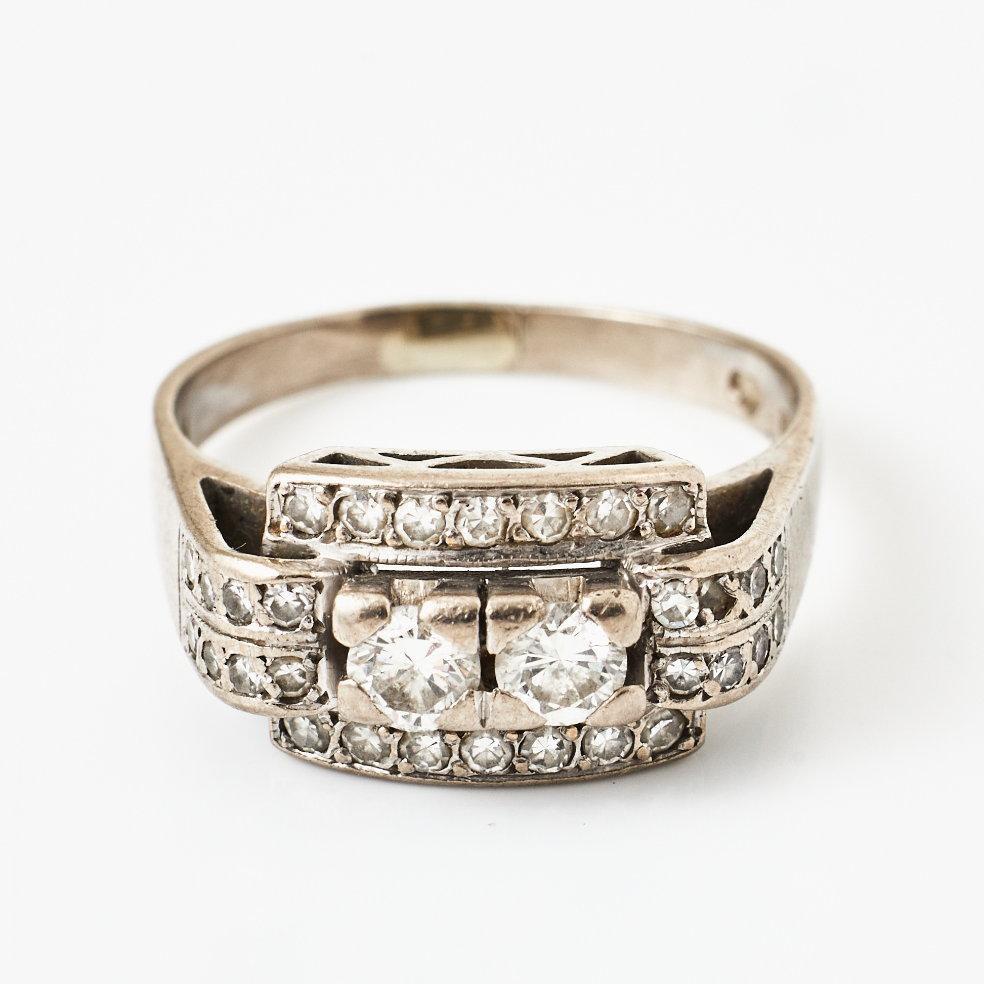 RING, 18 k rodierat vitguld, 32 diamanter varav 2 med briljantslipning resp. 30 med åttkantslipning, totalt 0,90 ct., enligt gravyr, Gustaf Dahlgren & Co, Malmö 1975.