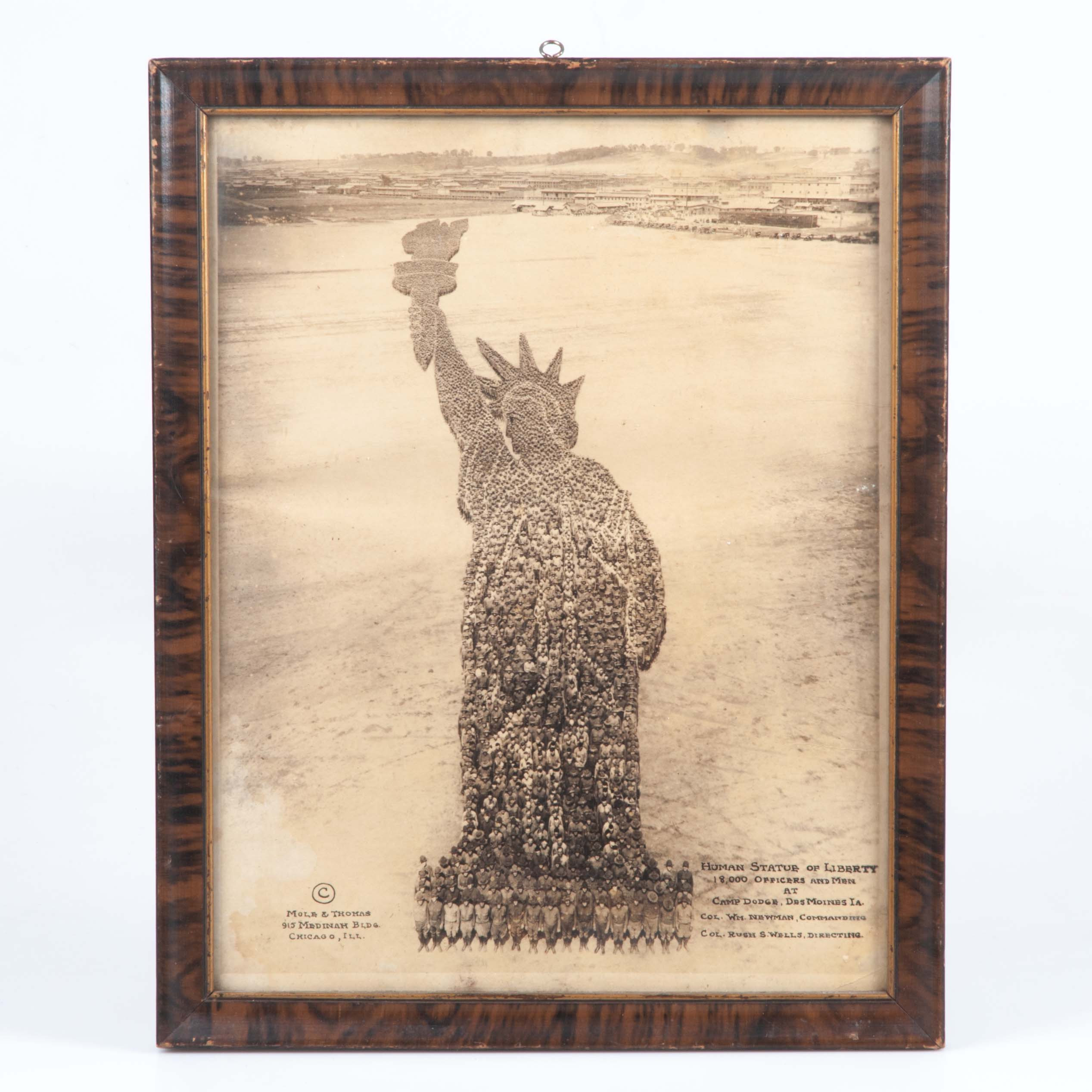 FOTOGRAFI – “Human Statue of Liberty”, Arthur Mole & John Thomas, USA 1918, tidigt silvergelatintryck.