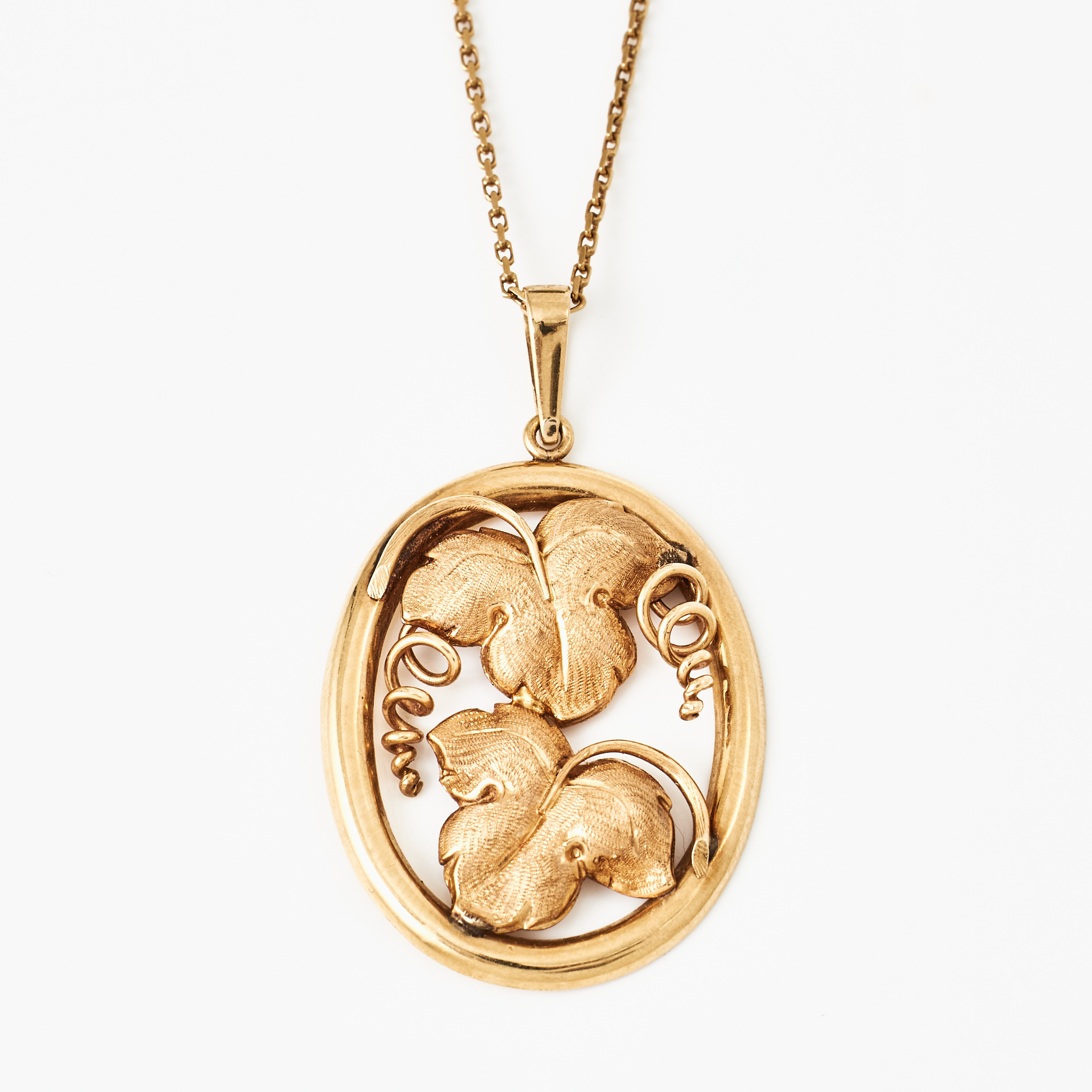 HÄNGE, oval ram, med dekor av 2 vinblad, K&EC, Göteborg 1946, KEDJA, 18 k guld, otydliga svenska stämplar.