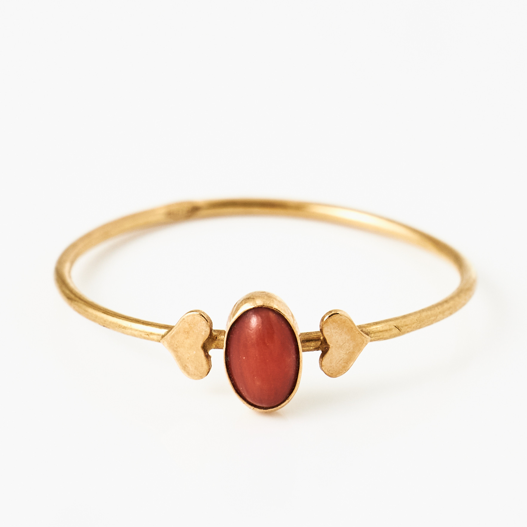 RING, 18 k guld oval cabochonslipad mörk orange korall, hjärtformade sidodekorer, italiensk stämpel.