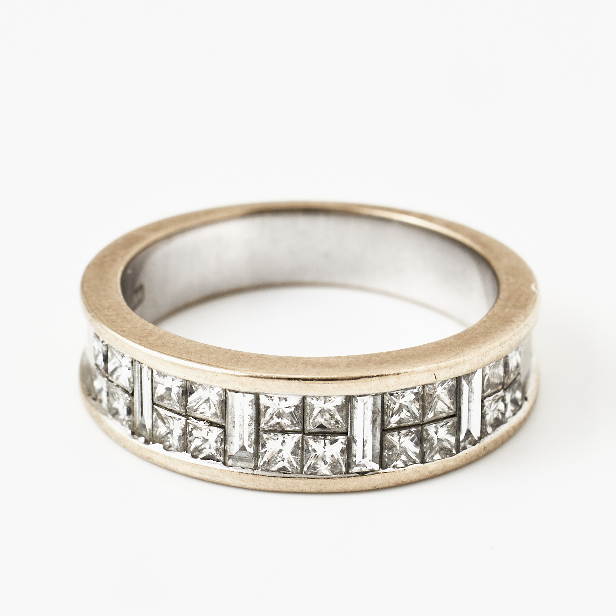 RING, 18 k rodierat vitguld, 20 princesslipade diamanter total ca 0,80 ct., samt 4 med baguetteslipning totalt ca 0,20 ct.