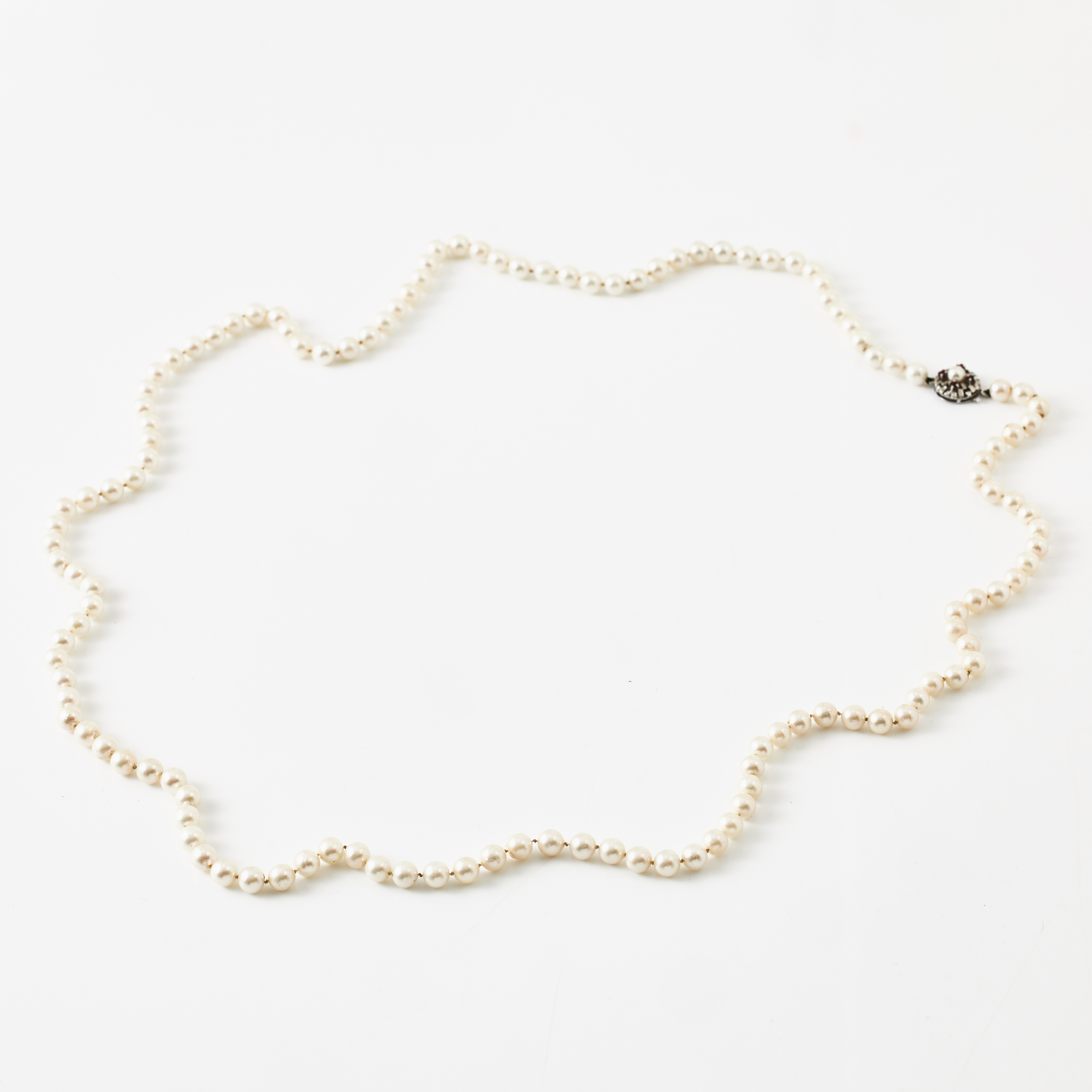 COLLIER, odlade saltvattenspärlor ca 6,2-6,4 mm, lås, 18 k vitguld, dekor med dito pärla samt 4 fasettslipade rubiner, svensk kontrollstämpel.