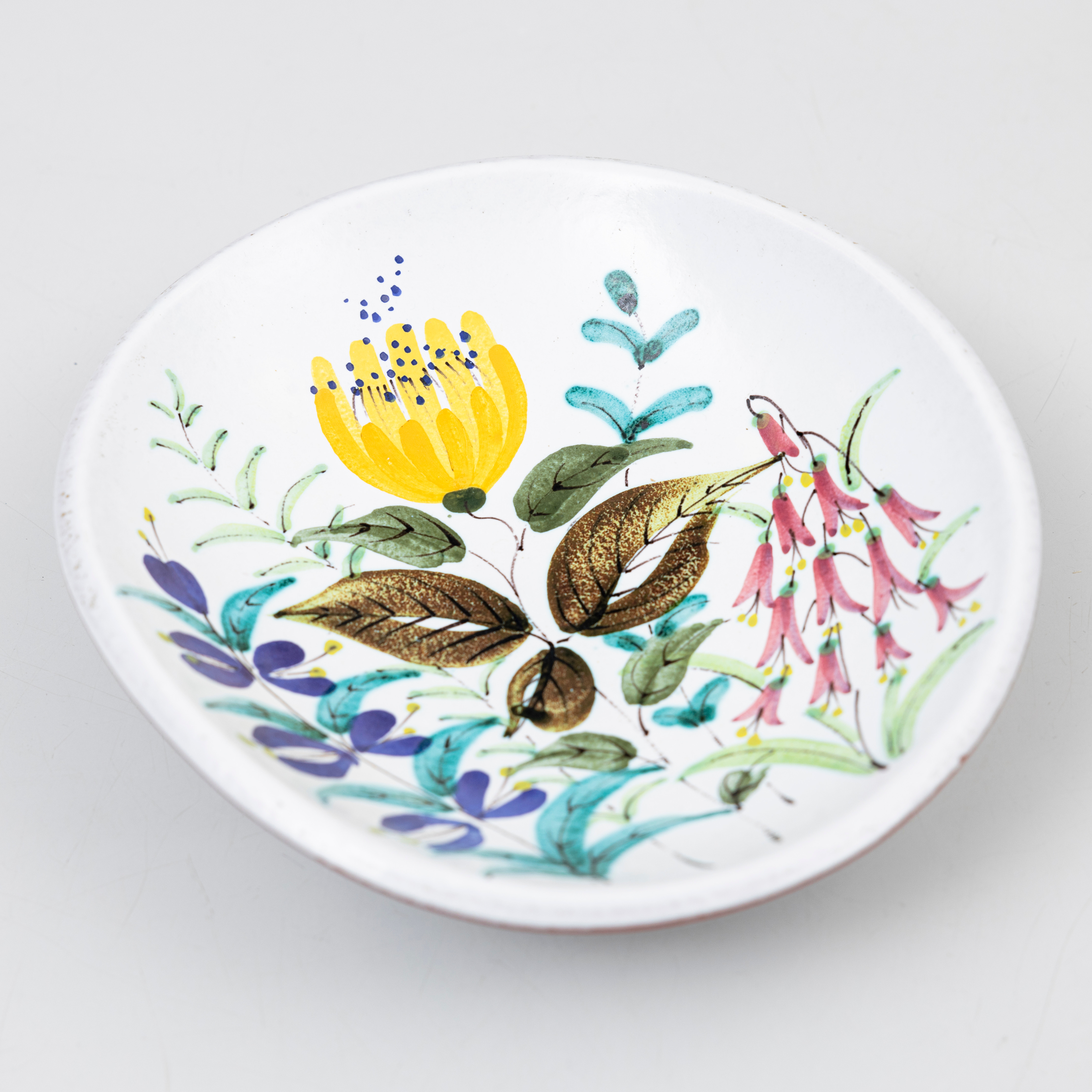 STIG LINDBERG. Skål, fajans, Studiohanden Gustavsberg, 1950-tal.