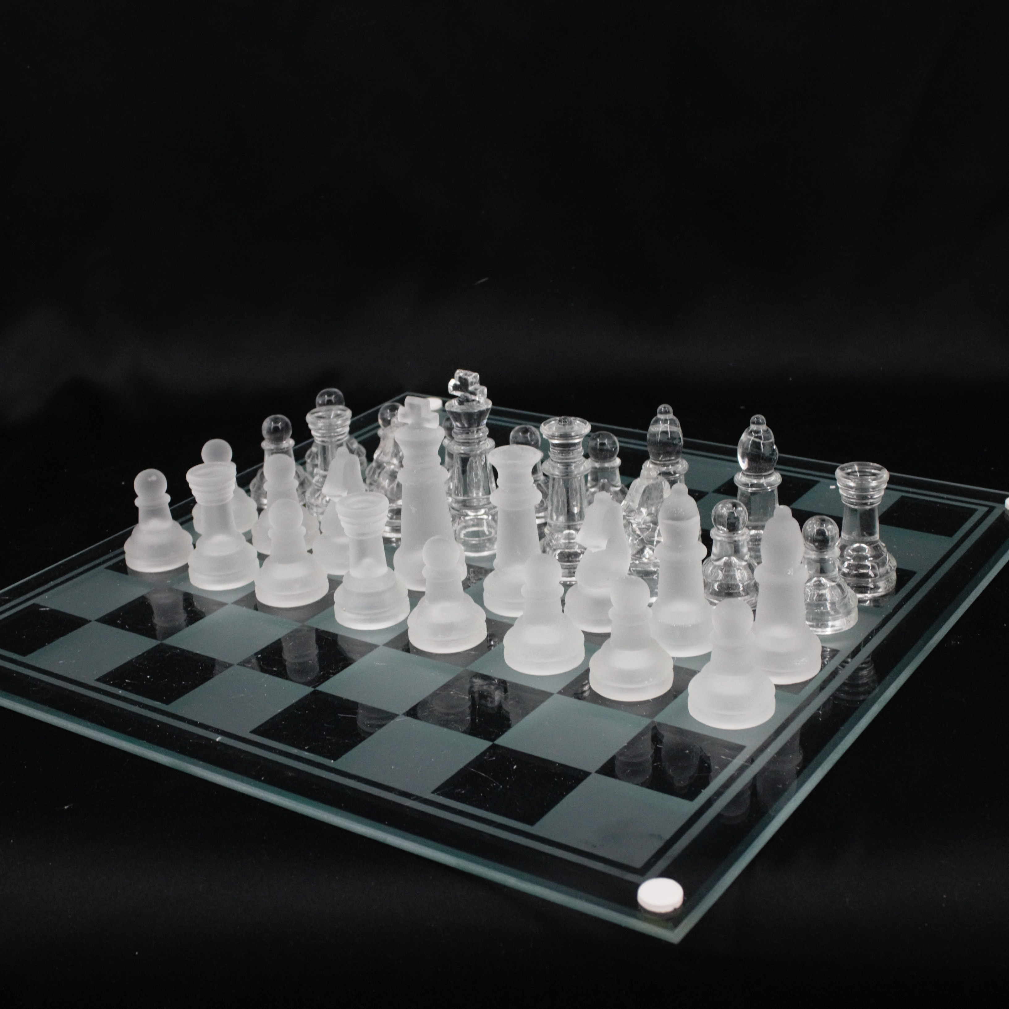 SCHACKSPEL, spelplan och spelpjäser av glas, nutida.