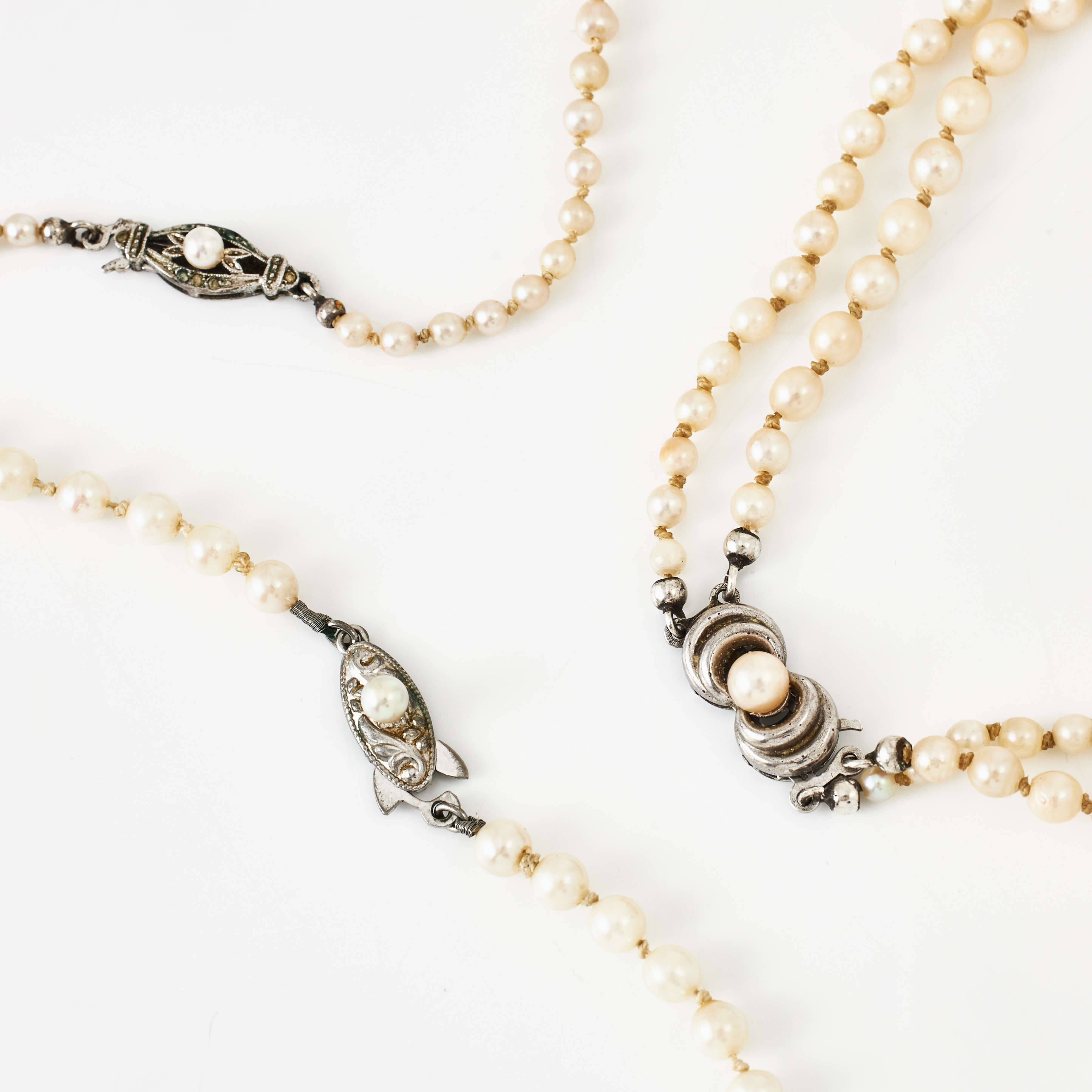 COLLIER, 3 st., varav ett 2-radigt, doserade odlade saltvattenspärlor ca 3-8,4 mm, lås, silver, med dekor av dito pärlor.