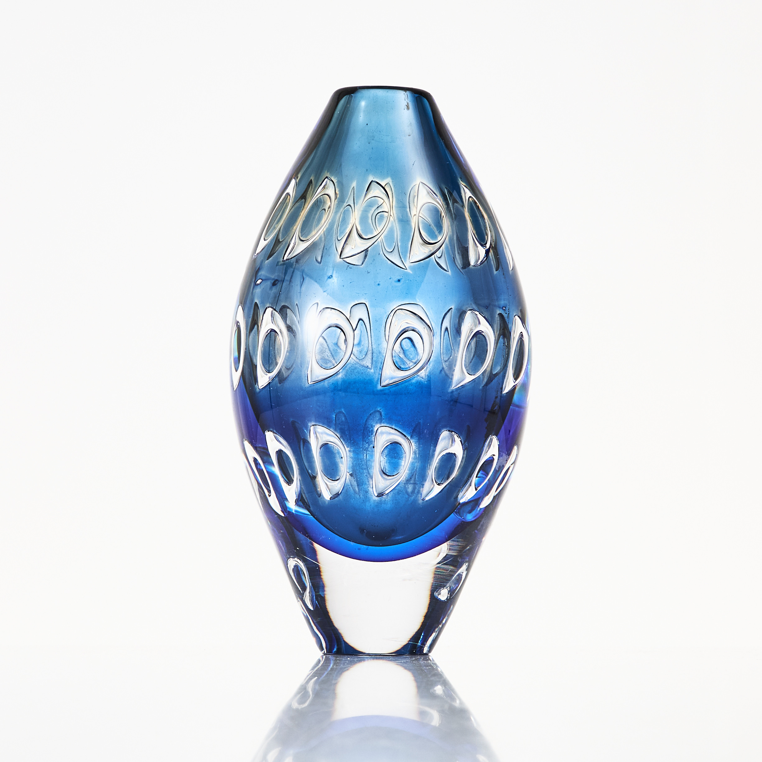 INGEBORG LUNDIN. Vas, Orrefors, Ariel, geometrisk dekor av luftbubblor mot blå fond.