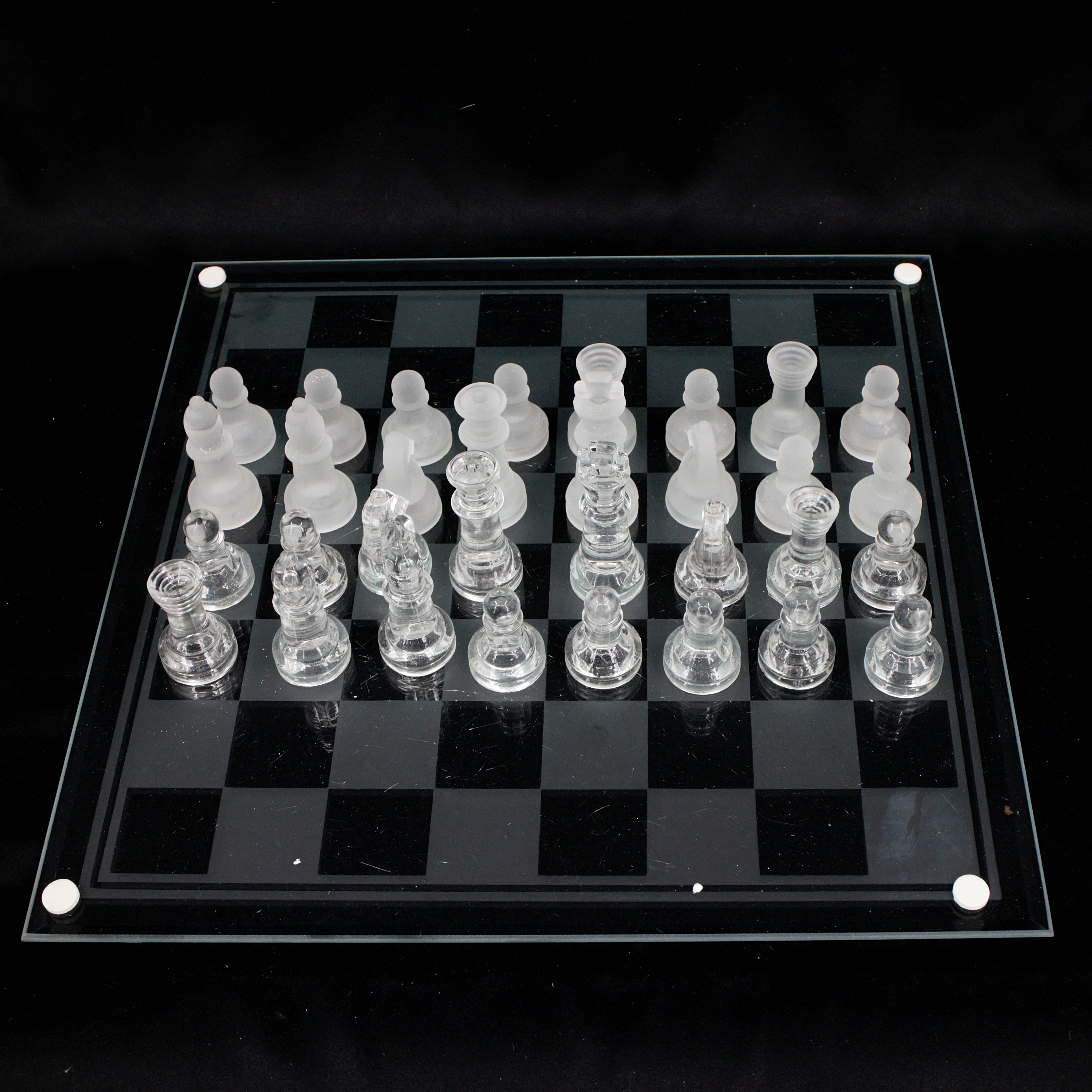 SCHACKSPEL, spelplan och spelpjäser av glas, nutida.