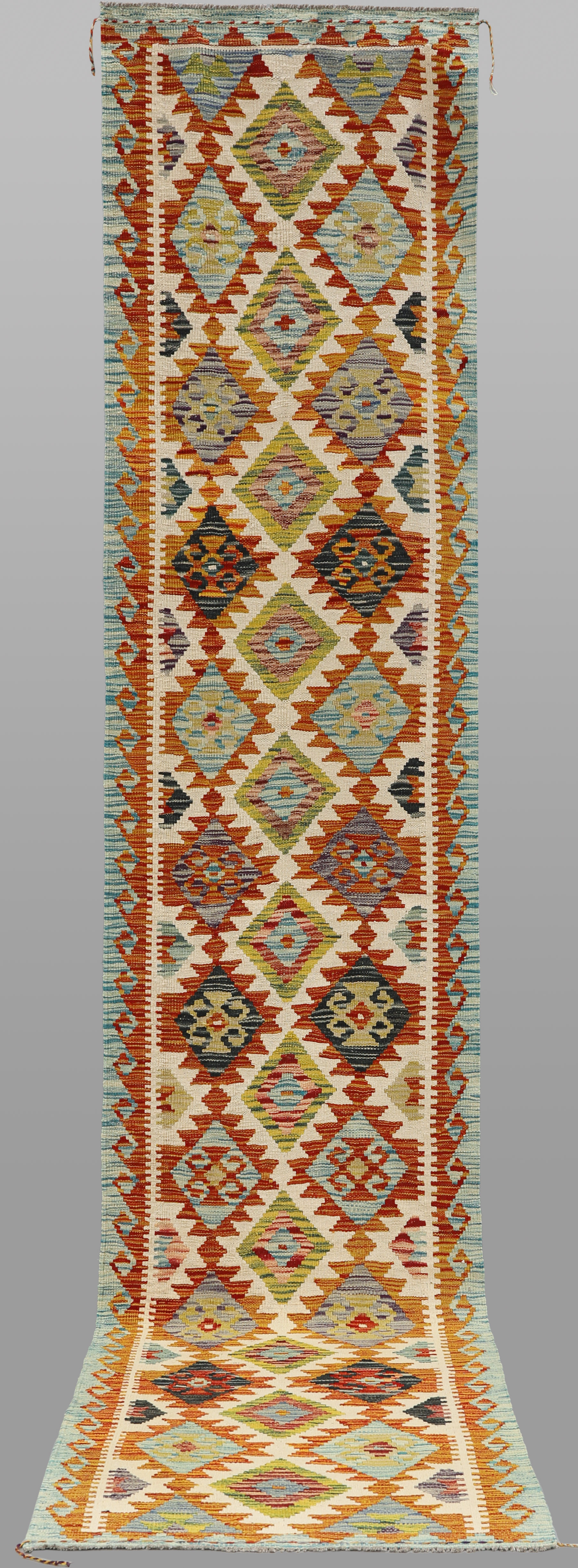 ORIENTMATTA. Kelim klassisk design gallerimodell, 389 x 78 cm.