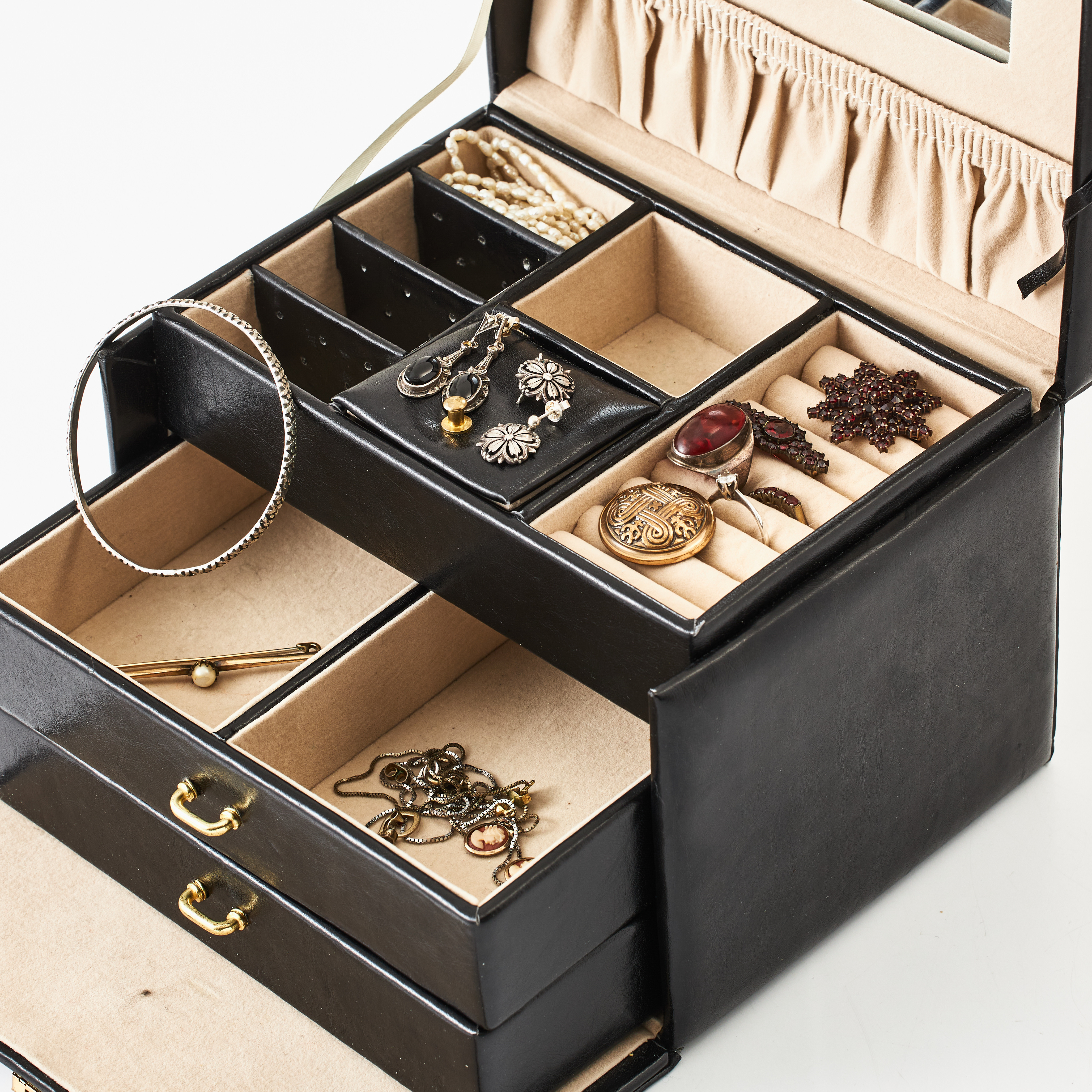 BROSCHER, 4 st., varav en i brons, Kalevala Koru, delvis med fasettslipade granater, RINGAR, 2 st., ARMRING, mm, delvis silver.