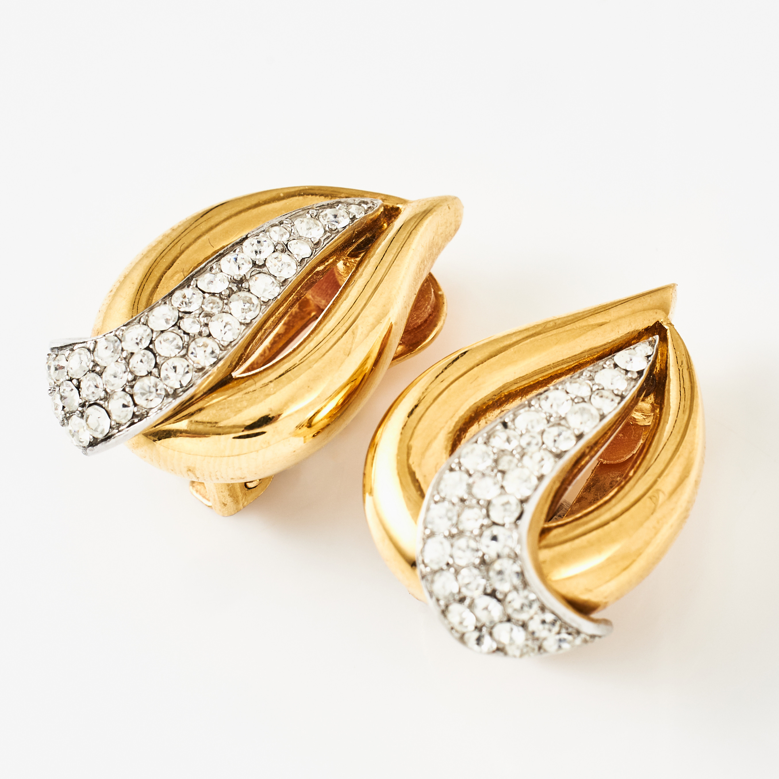 OSCAR DE LA RENTA, clips, 1 par, förgyllda med dekor av vita fasettslipade stenar, 1980/1990-tal.