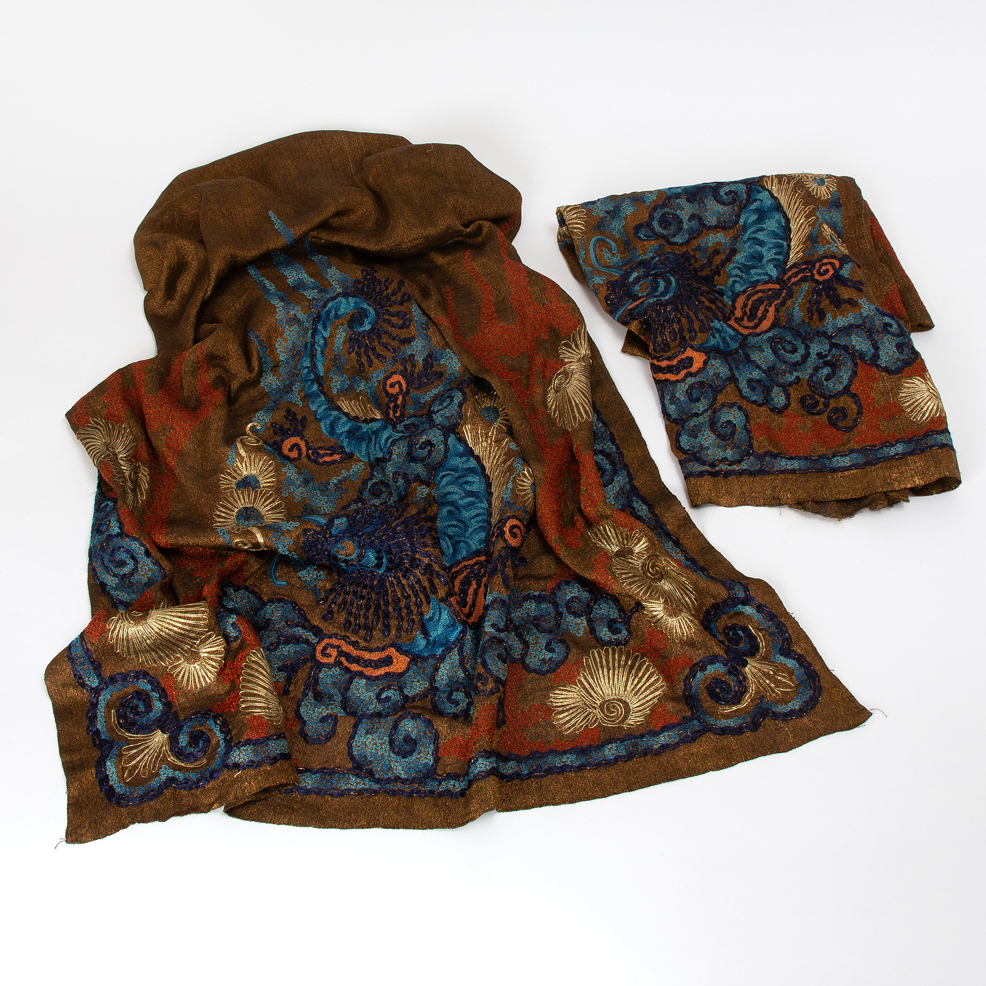 GARDINLÄNGDER. 2 st, metalliserat siden, Kina, ca 1900.