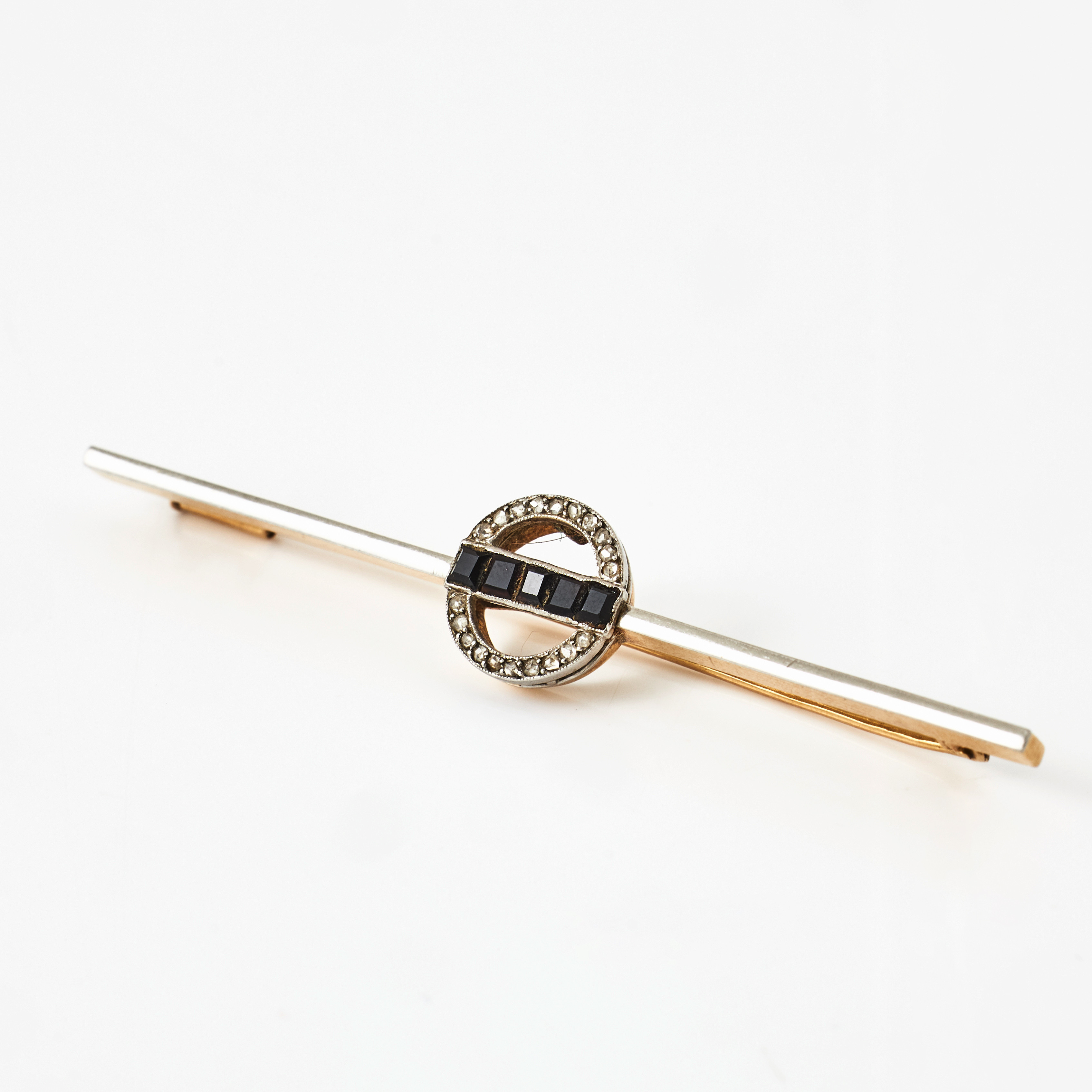 BROSCHNÅL, 18 k guld och platina, cirkelformad mittdel med dekor av små rosenslipade diamanter samt 5 carréslipade svarta stenar, A.G.Dufva, Stockholm 1903.