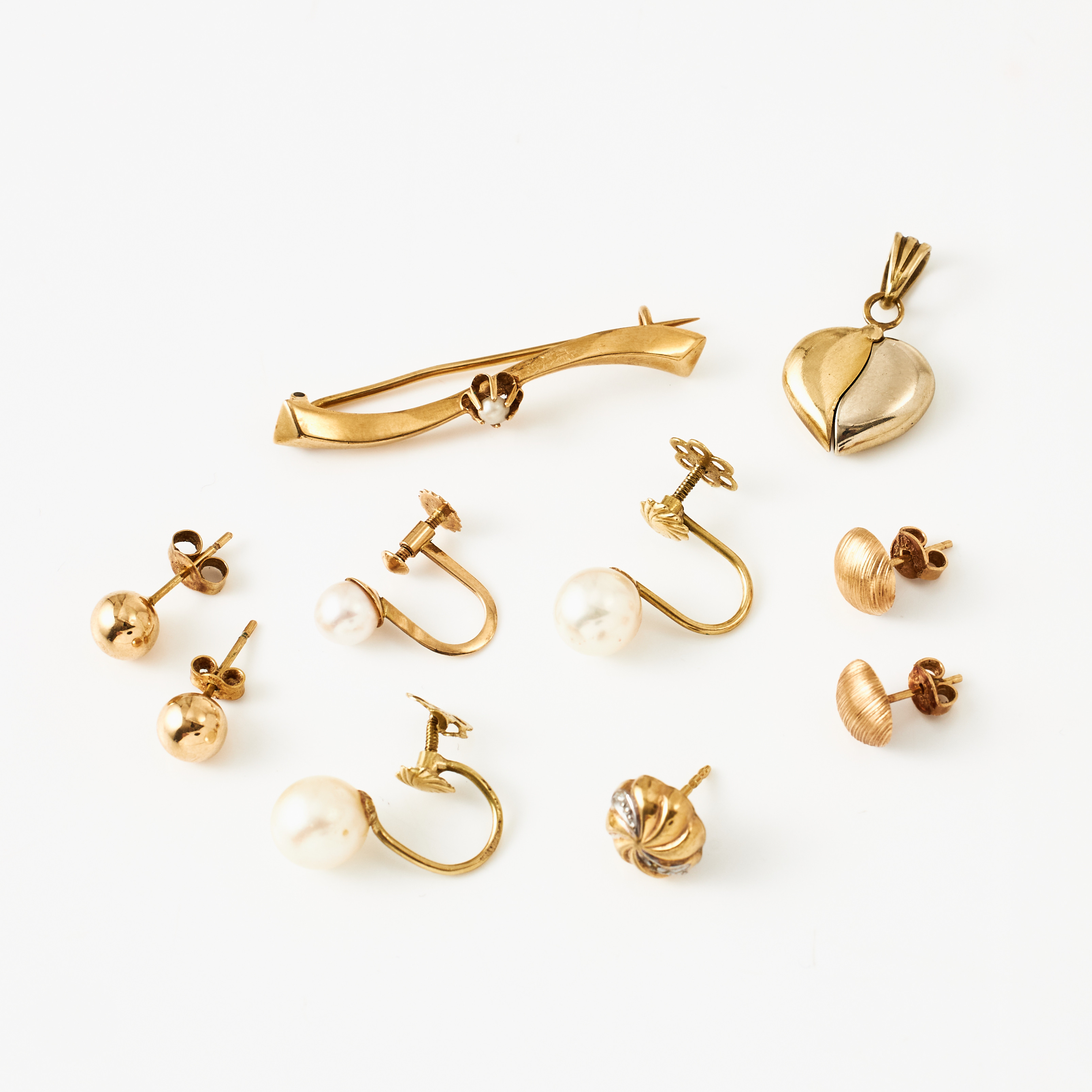 HÄNGE, 18 k guld, i form av ett hjärta, Arezzo/Italien, BROSCHNÅL, ÖRHÄNGEN, 3 par+2 udda, 18 k guld, bl a dekor med odlade pärlor.