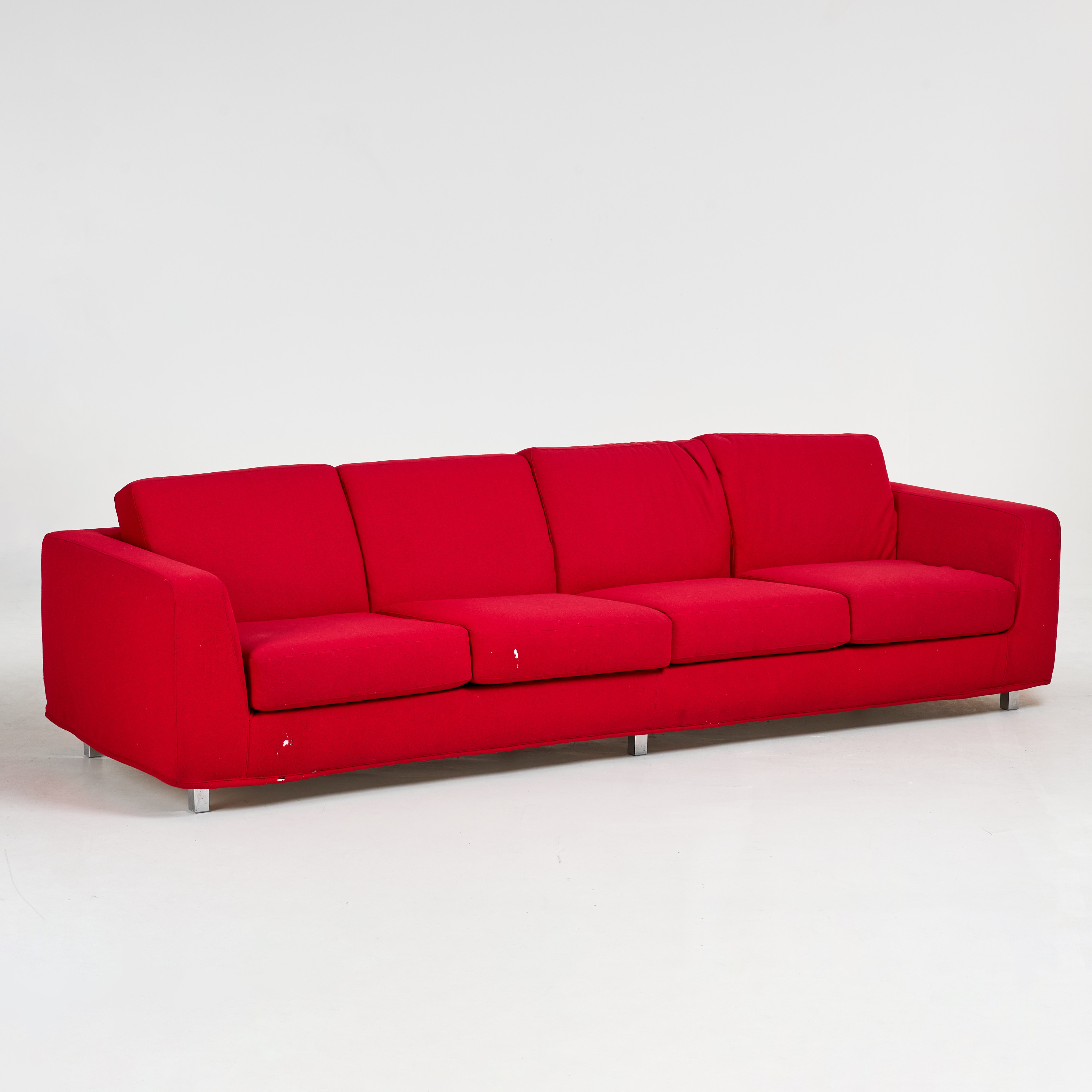 SOFFA. 4 sits, för Moroso, röd filtklädsel, etikettmärkt.