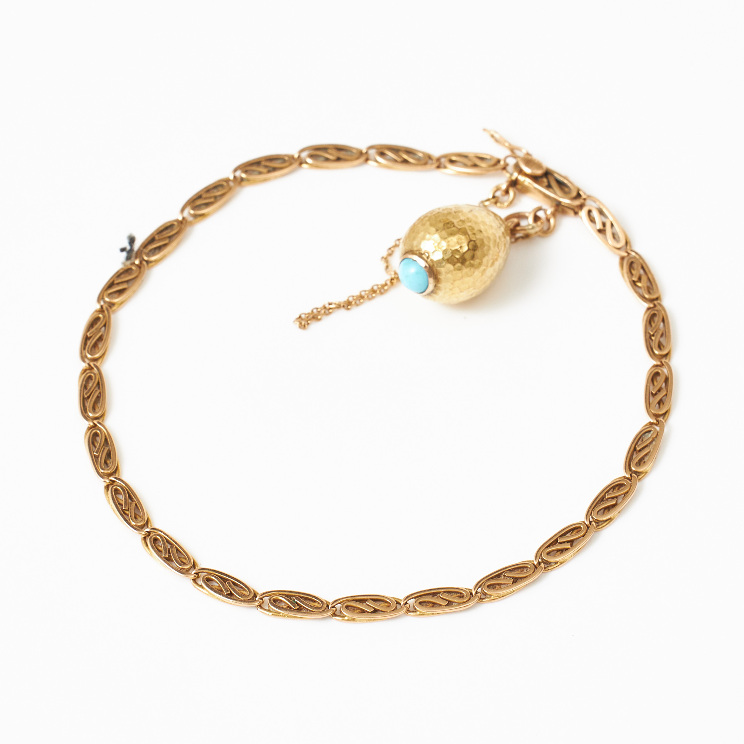 BERLOCK, 14 k guld, äggformad med hamrad dekor och en turkos, ryska stämplar, S:t Petersburg, ARMBAND, 18 k guld (765), fantasilänk.