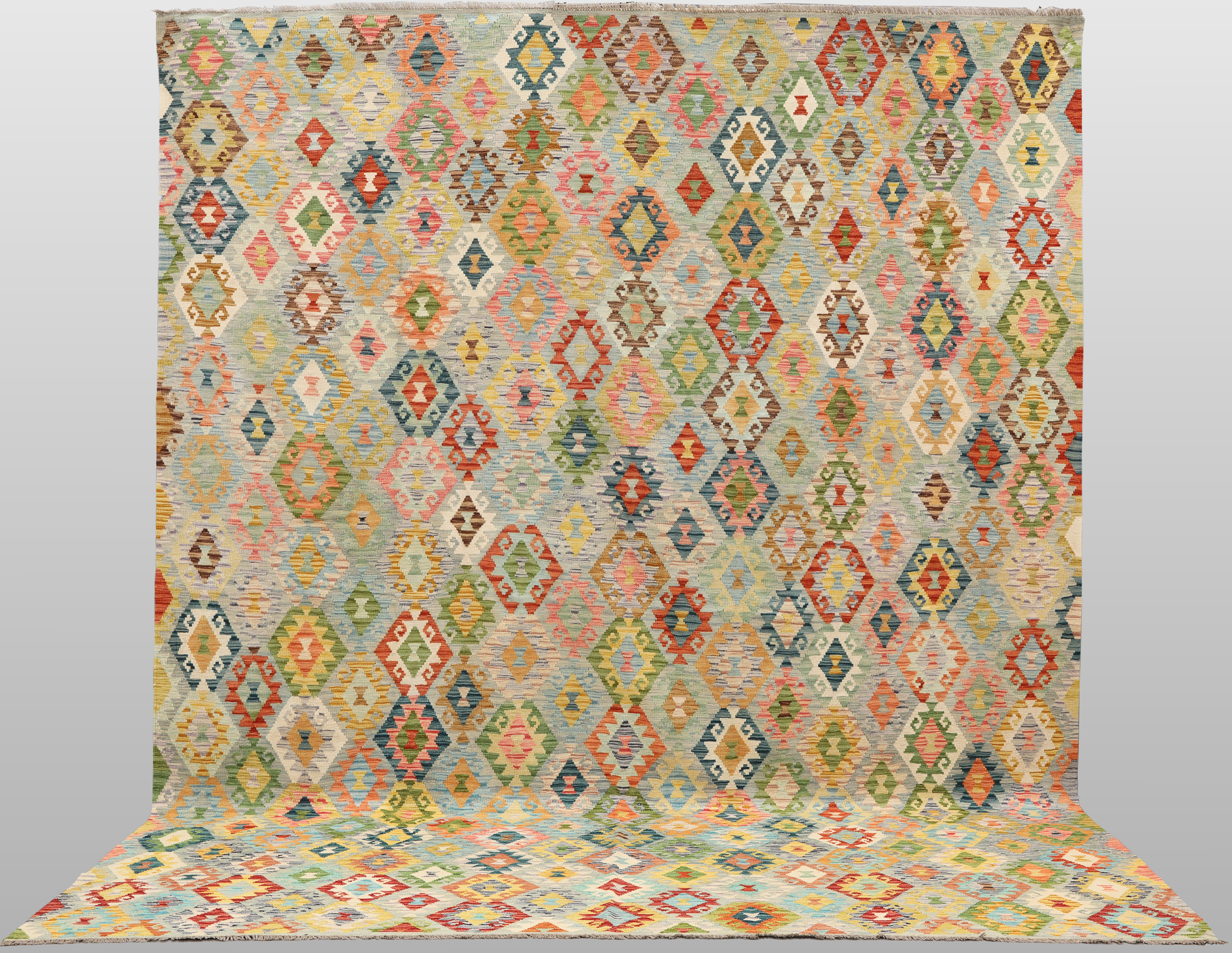 ORIENTMATTA. Kelim klassisk design 395 x 324 cm.