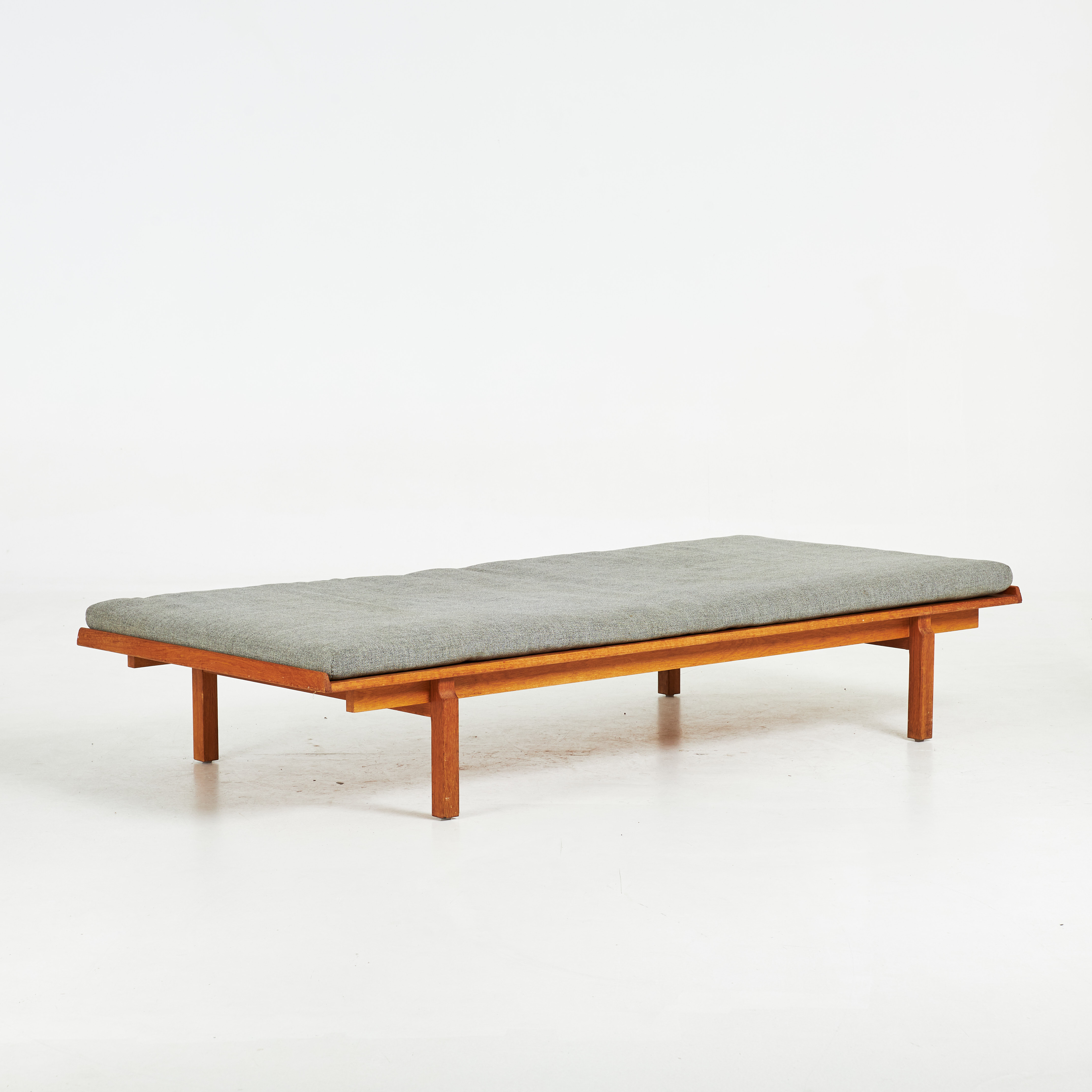 MARIAN GRABINSKI. TILLSKRIVEN. Dagbädd, "Balbo", för IKEA, 1960-tal, stomme i ek, madrass med tagelstoppning och textilklädsel, tagel.