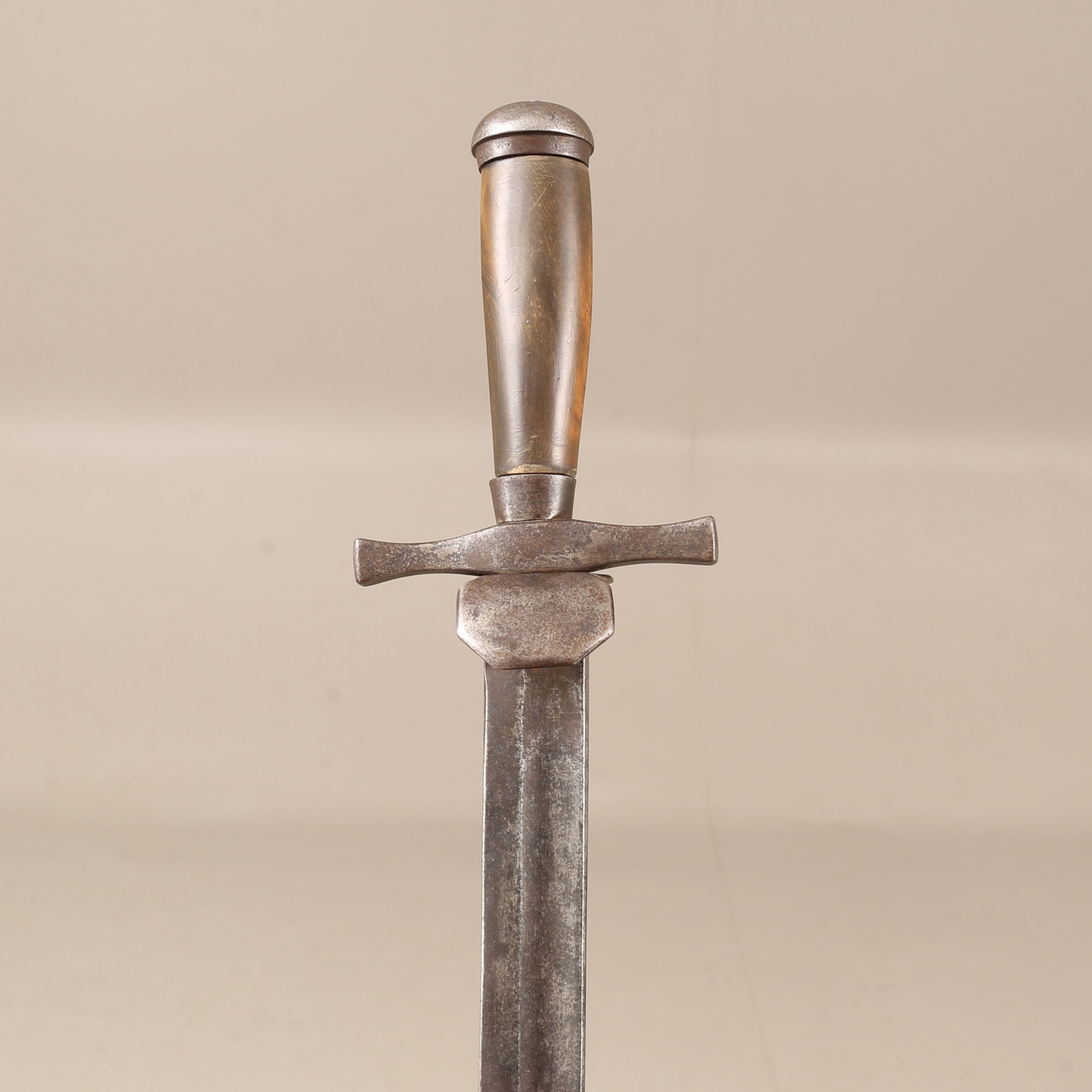 HIRSCHFÄNGARE med järnfäste, 1800-tal.