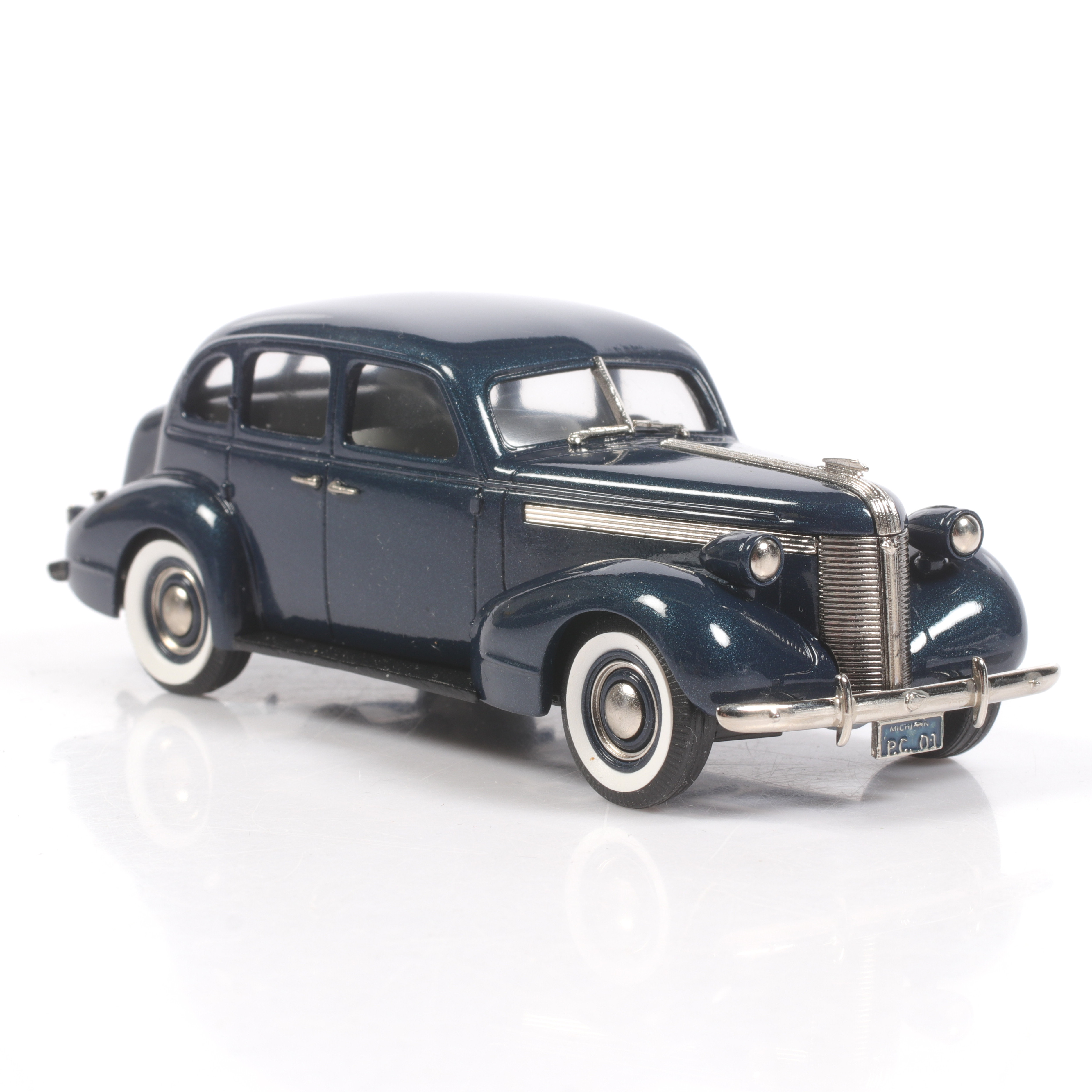 MODELLBIL, metall/resin, Pontiac Deluxe Six. 4 Door Touring Sedan, 1937, Brooklin Models, skala 1:43.