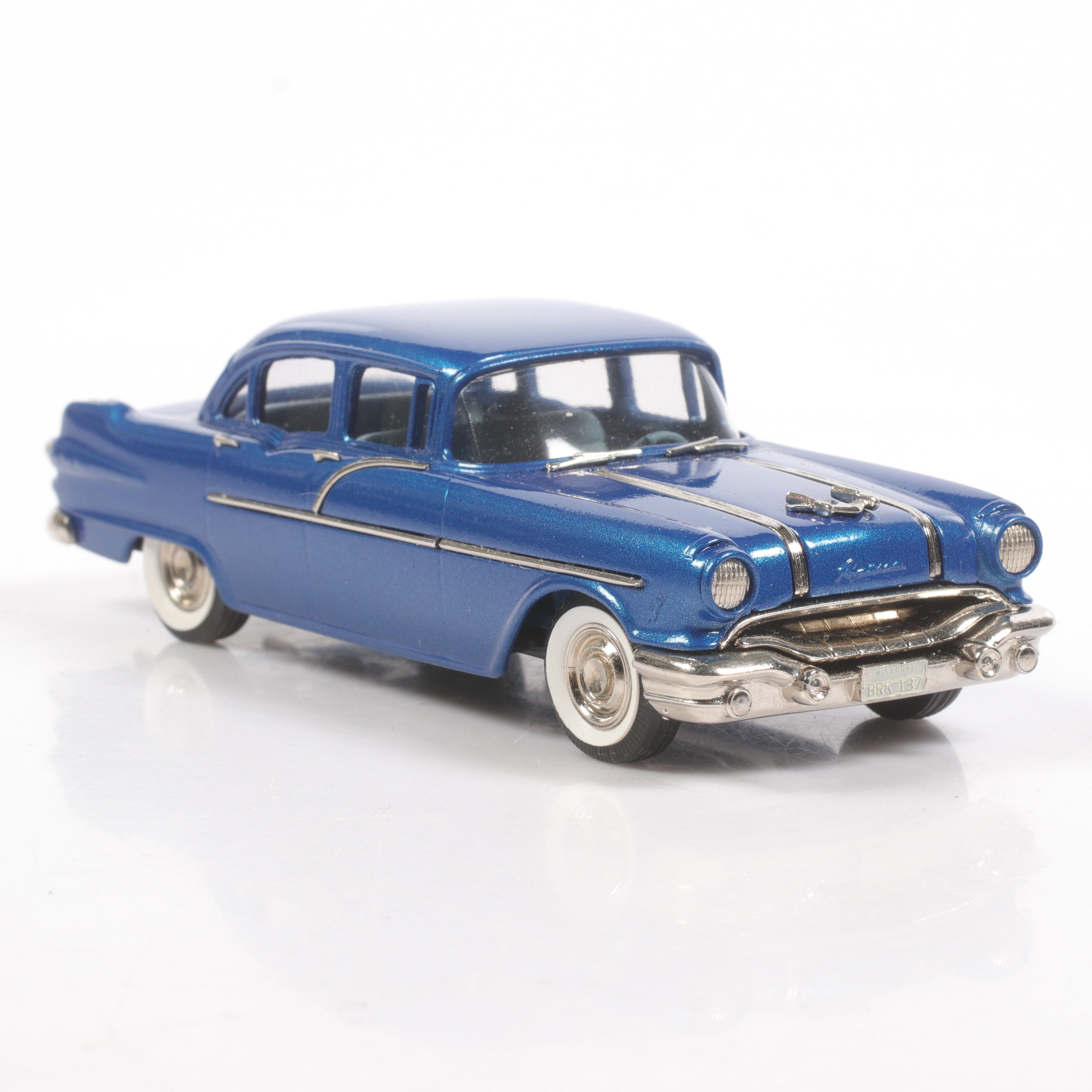 MODELLBIL, metall/resin, Pontiac Chieftain 860, 4 Door Sedan, 1956, Brooklin Models, skala 1:43.