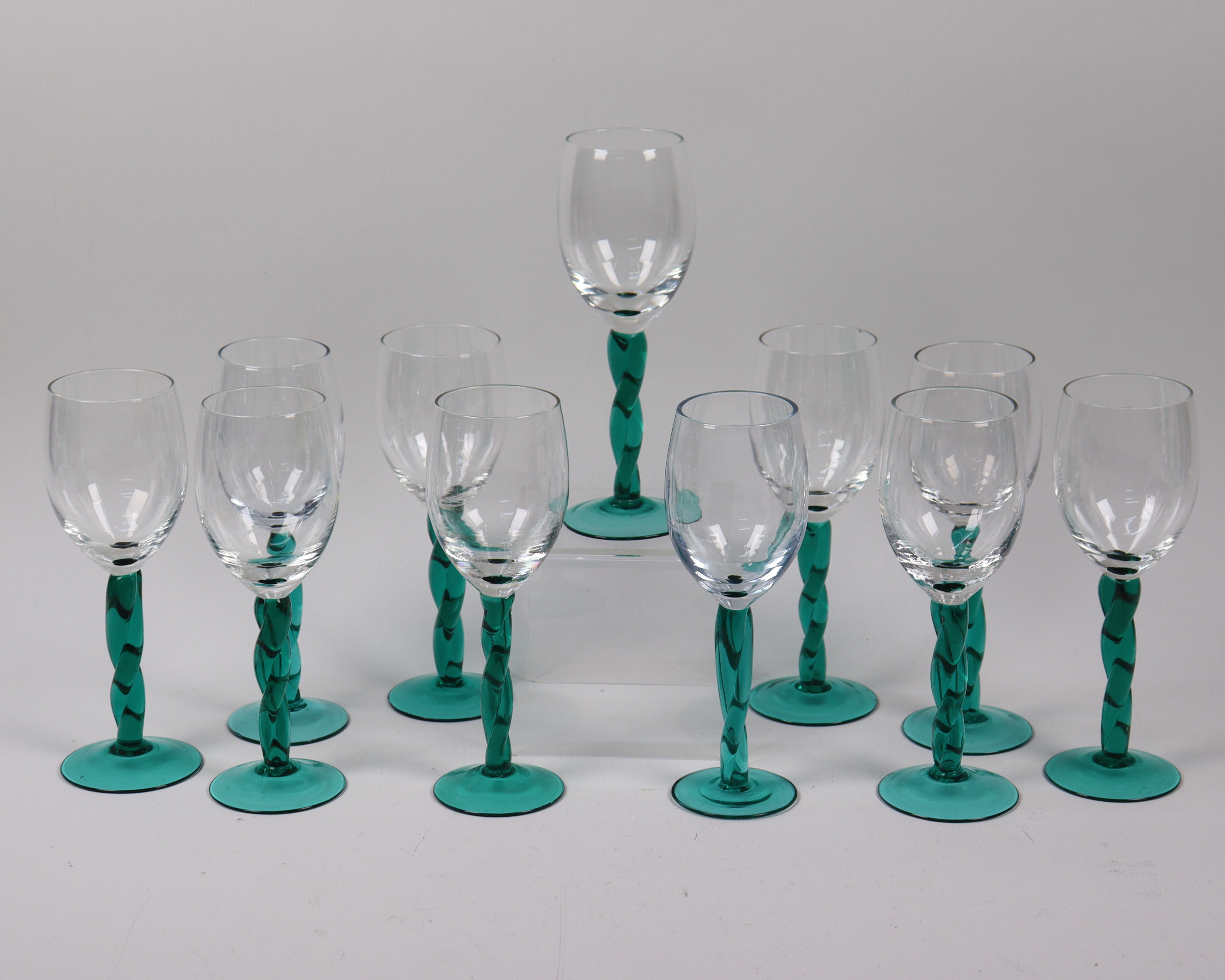 VINGLAS, klar kupa med vriden fot i grönt glas, 11 st.