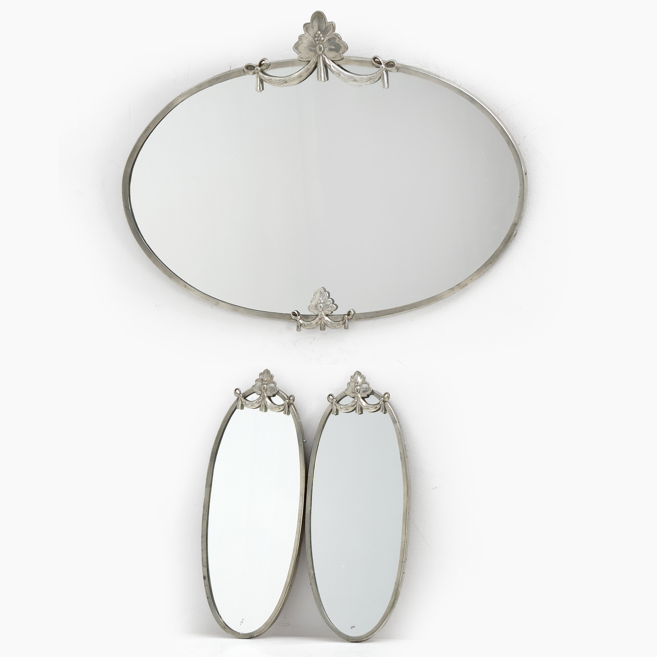 SPEGEL samt LAMPETTER, 3 delar, tenn, 1920-tal.