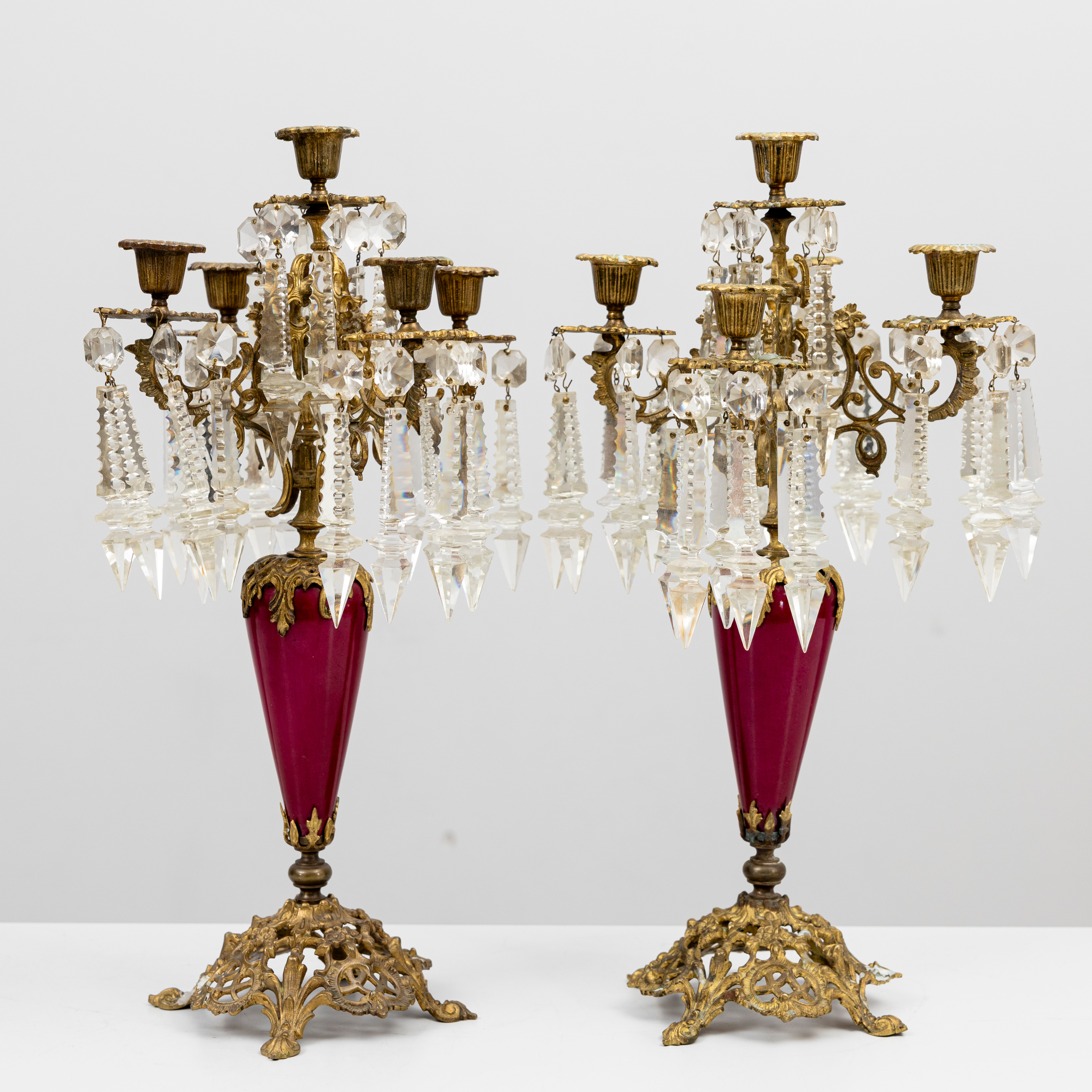 KANDELABRAR, ett par, mässing, keramik, tidigt 1900-tal.