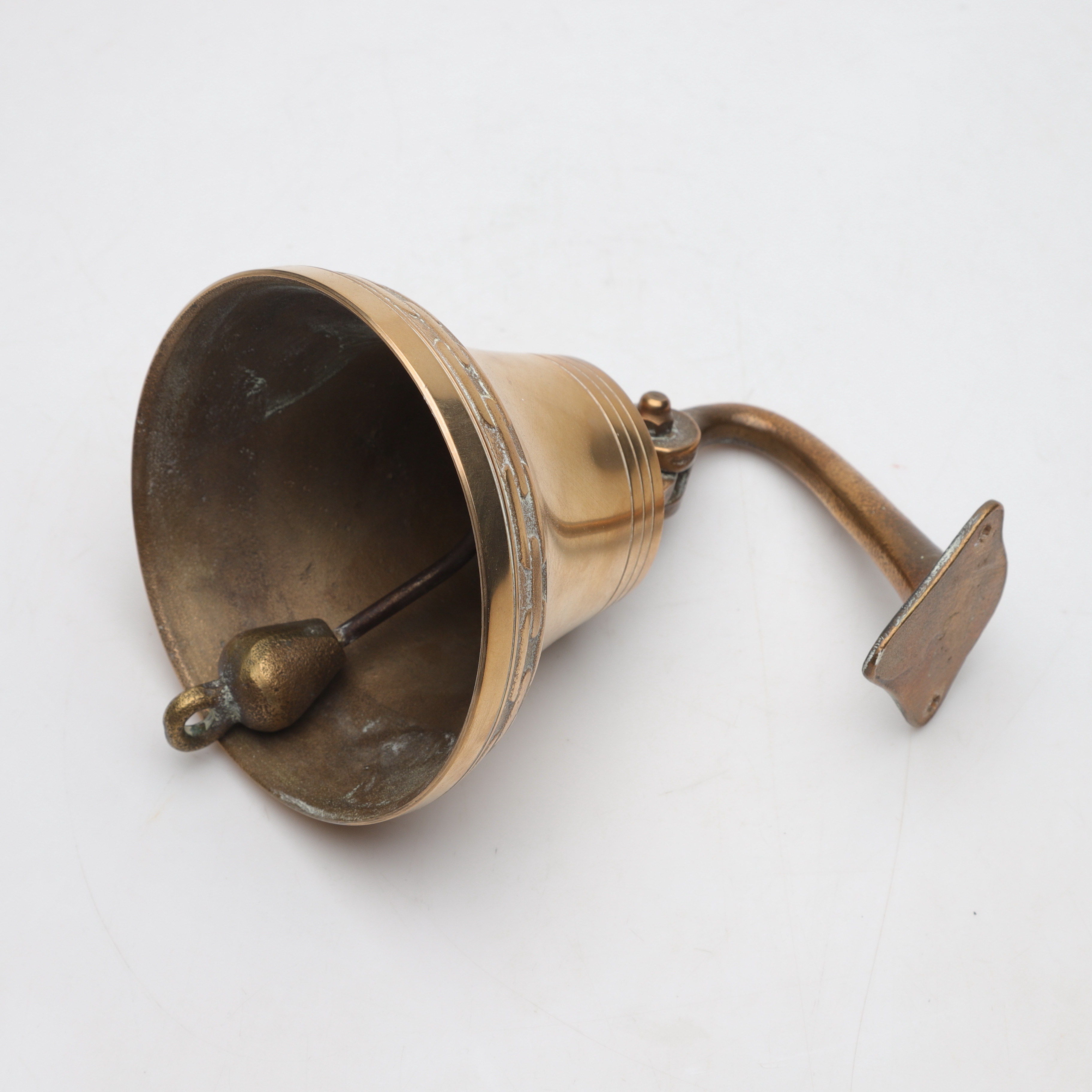 SKEPPSKLOCKA/VÄLLINGKLOCKA, med väggfäste, malm, Erik Morell, Mora, 1900-tal.