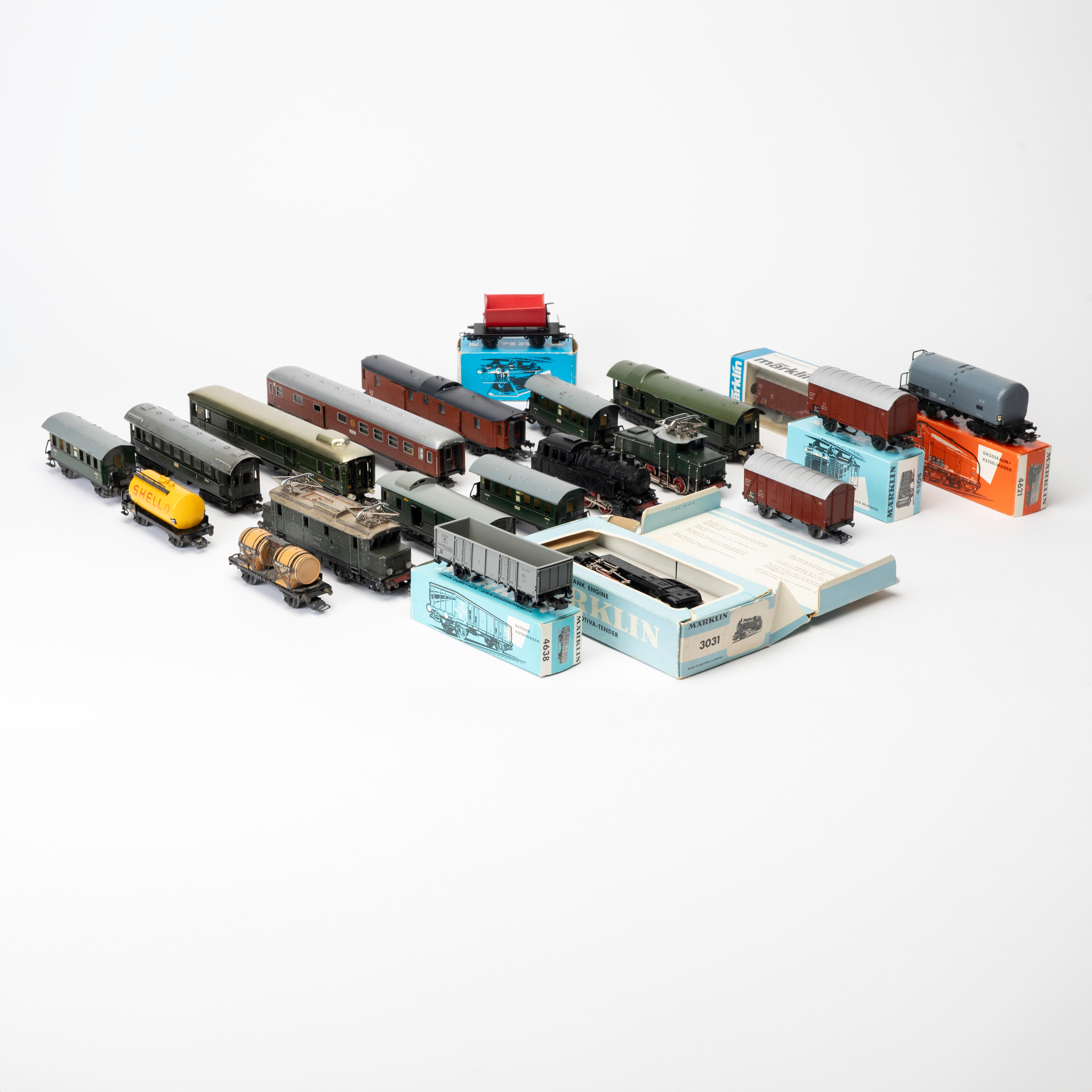 MÄRKLIN 4 lok och 16 vagnar, Liliput personvagn, delvis originalkartonger.