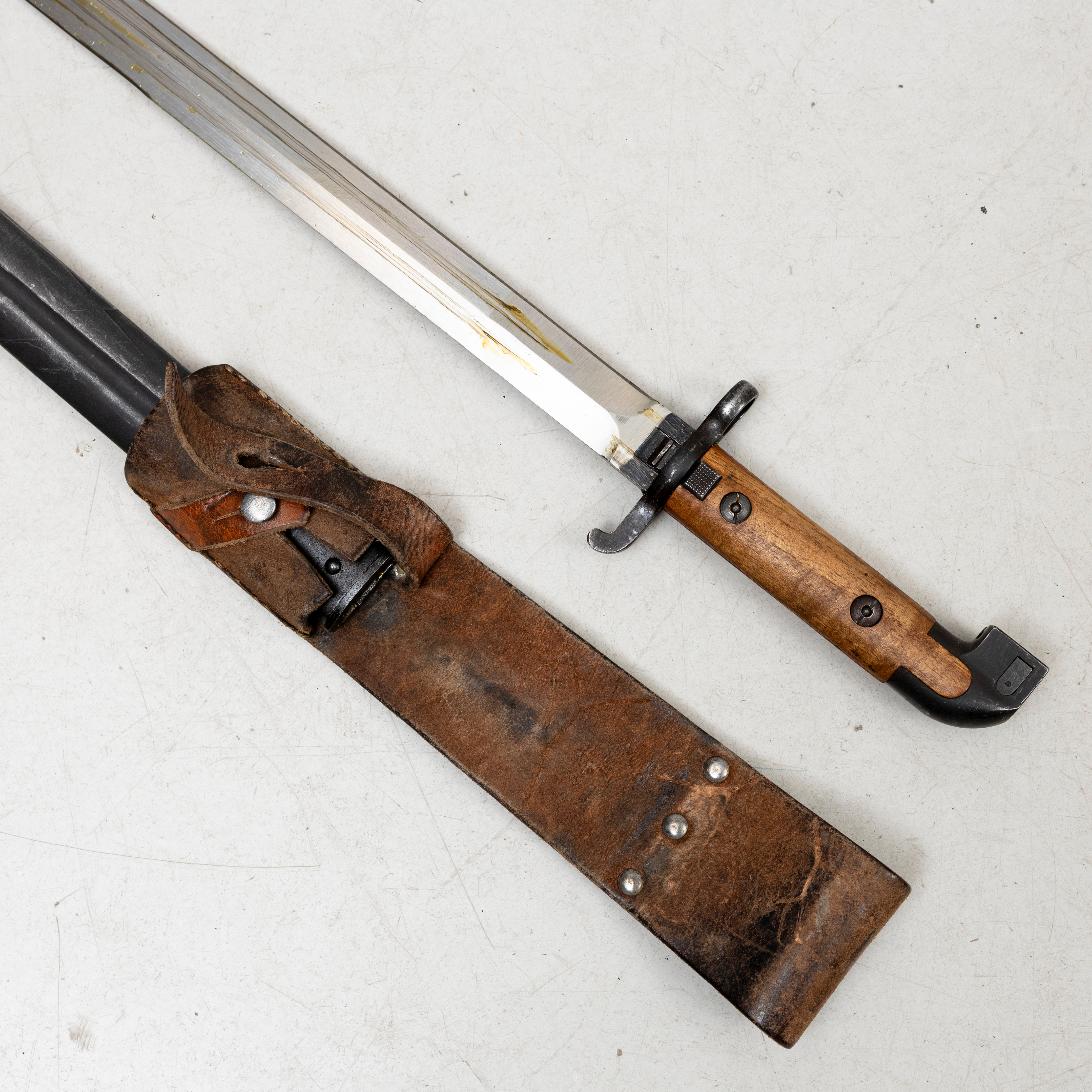 KNIVBAJONETT, m/1914 med baja och bärläder.