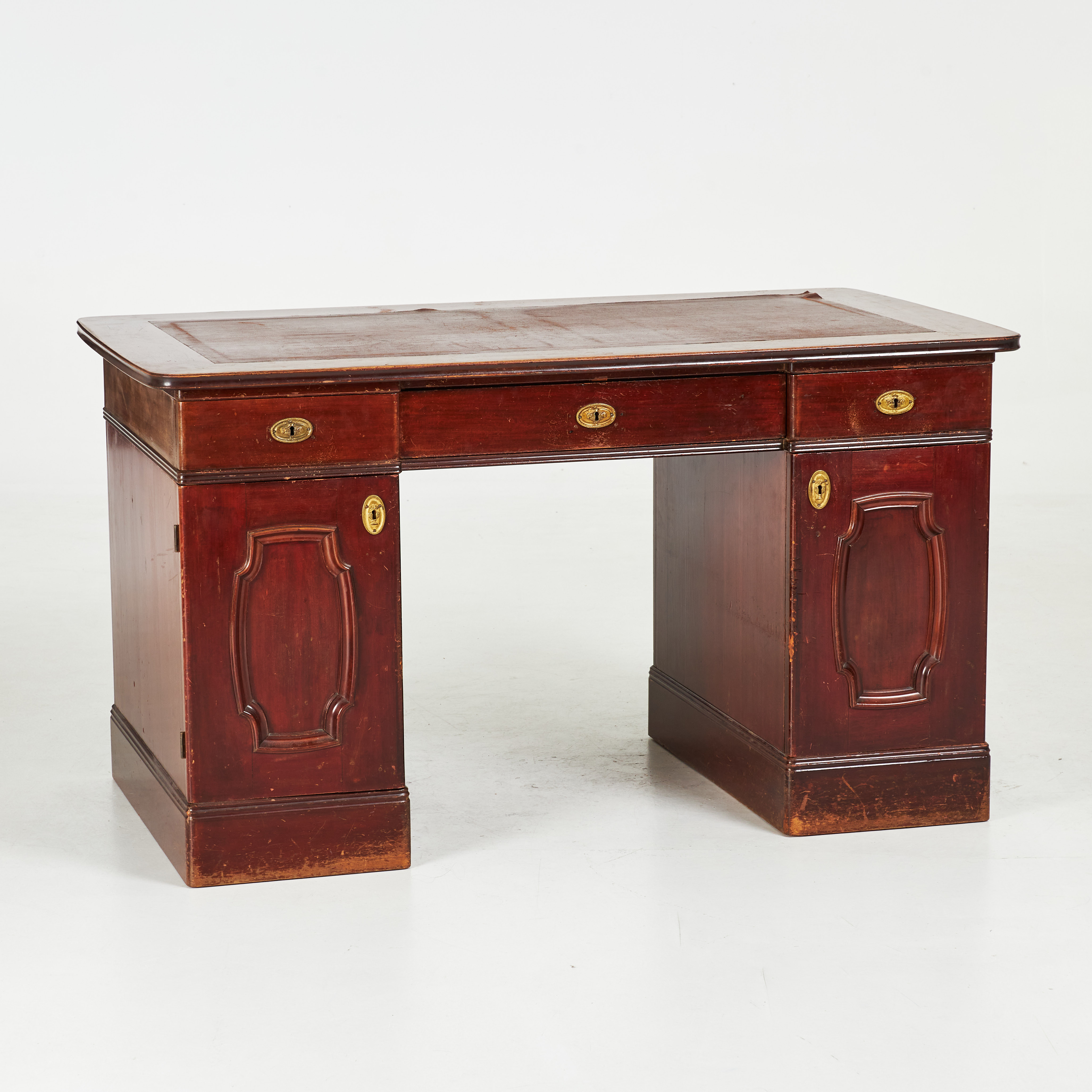 SKRIVBORD, engelsk stil, 1900-talets början, mahogny, läderklädd skiva.