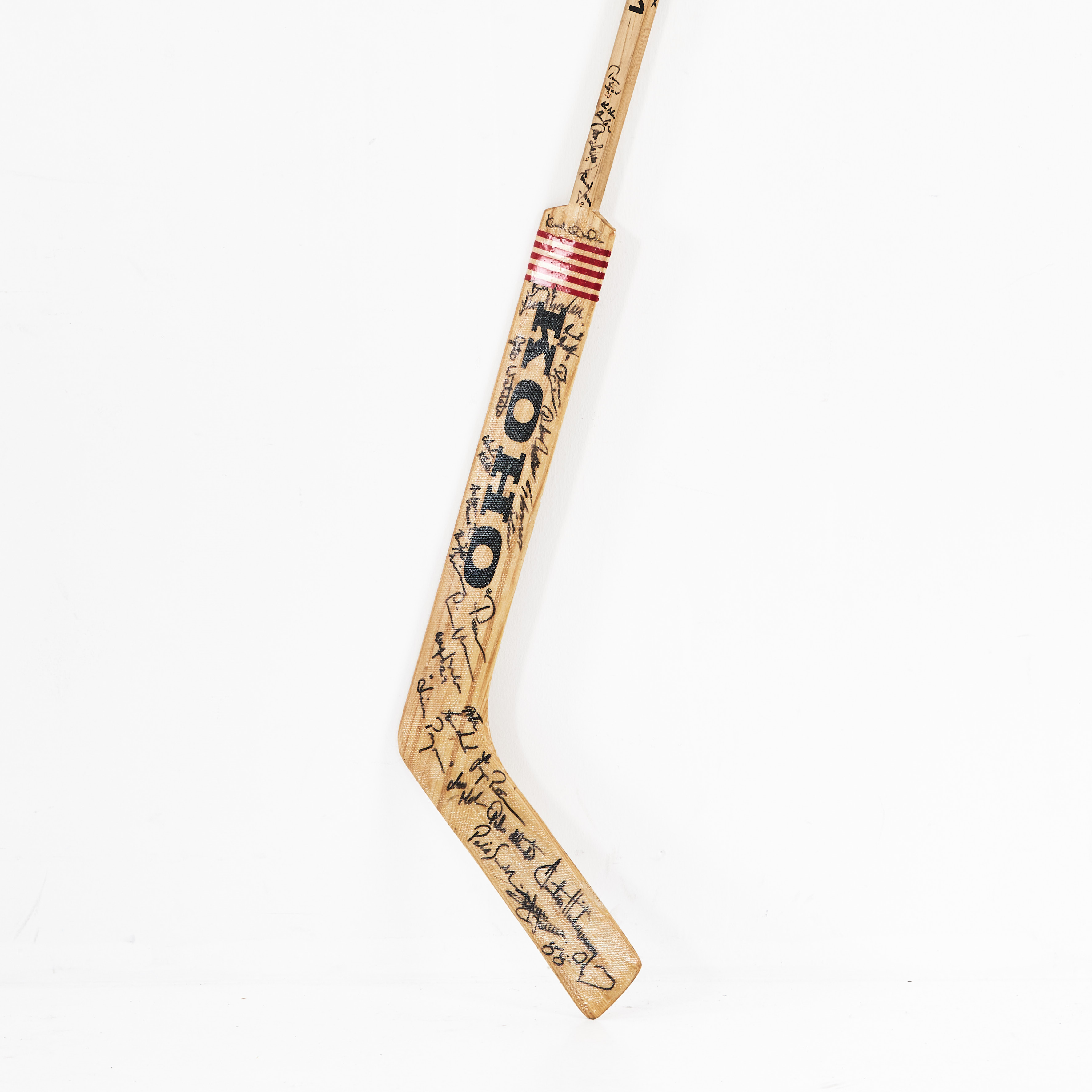 PELLE LINDBERGHS MÅLVAKTSKLUBBA, med autografer från svenska landslaget Tre Kronor, 1980-tal.