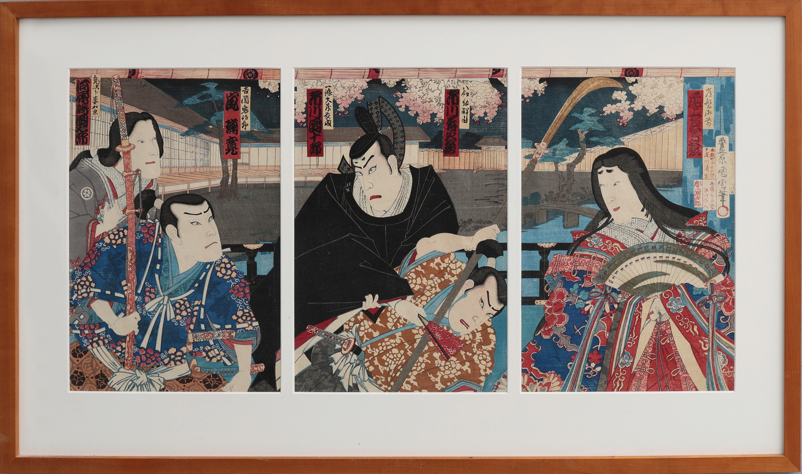TOYOHARA KUNICHIKA. TRÄSNITT, UKIYO-E, TRIPTYK MED ICHIKAWA DANJŪRŌ IX SOM ŌKURA NAGANARI, OCH ICHIKAWA SUMIZŌ V SOM YATSURUGI KAGEYU I "ICHIJŌ ŌKURA MONOGATARI", PÅ ICHIMURAZA I JUNI 1882.