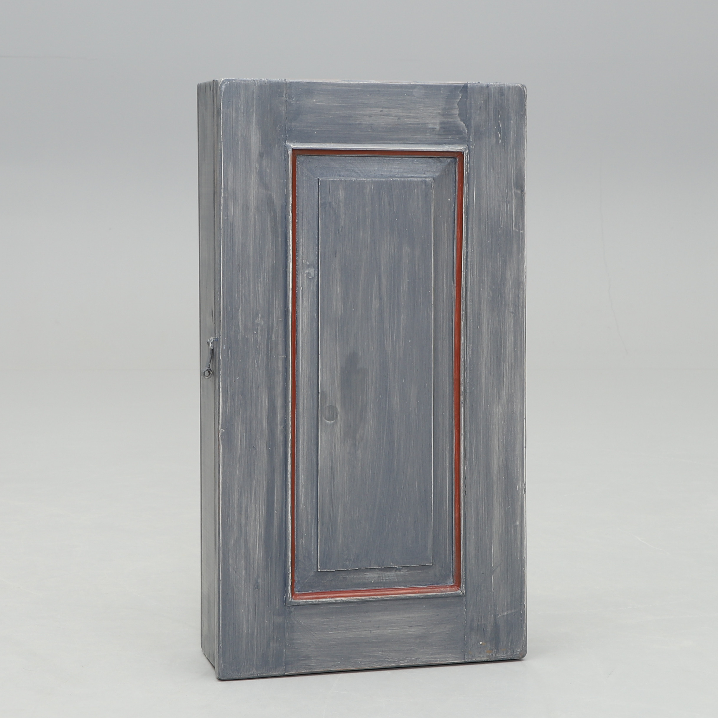 VÄGGSKÅP, allmogestil, 1900-talets andra hälft.