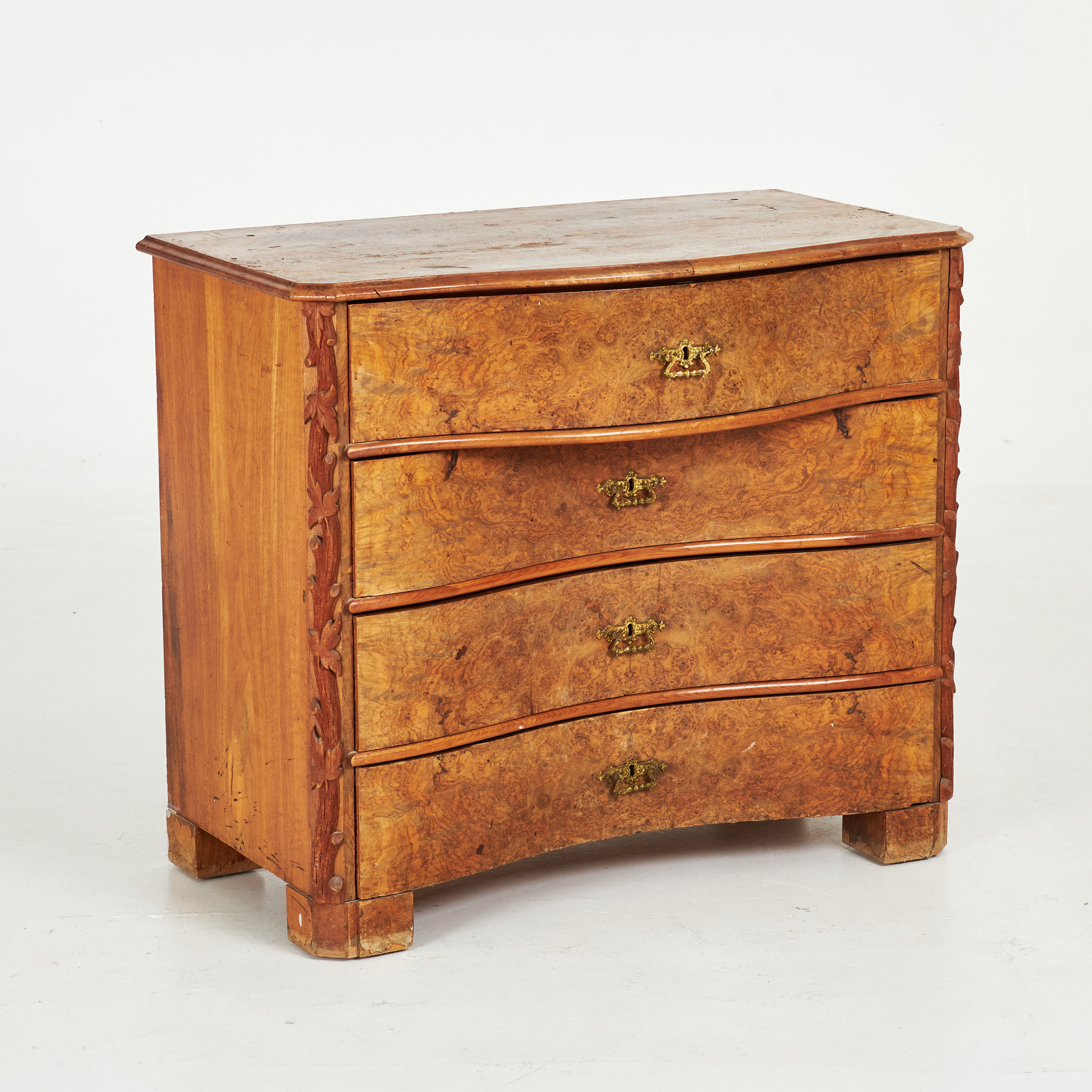 BYRÅ, fanérad i rot, skuren dekor, beslag i gulmetall, omkring år 1900.